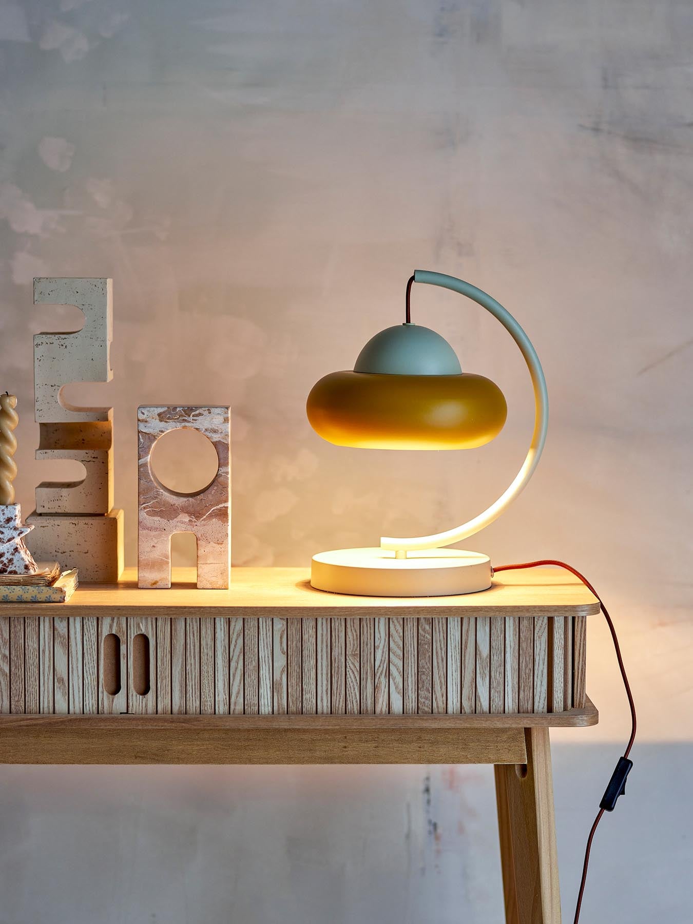 Setzen Sie mit der Bubble Tischlampe von Bloomingville stilvolle Akzente in Ihrem Zuhause. Diese elegante Leuchte vereint modernes Design mit warmem Licht.