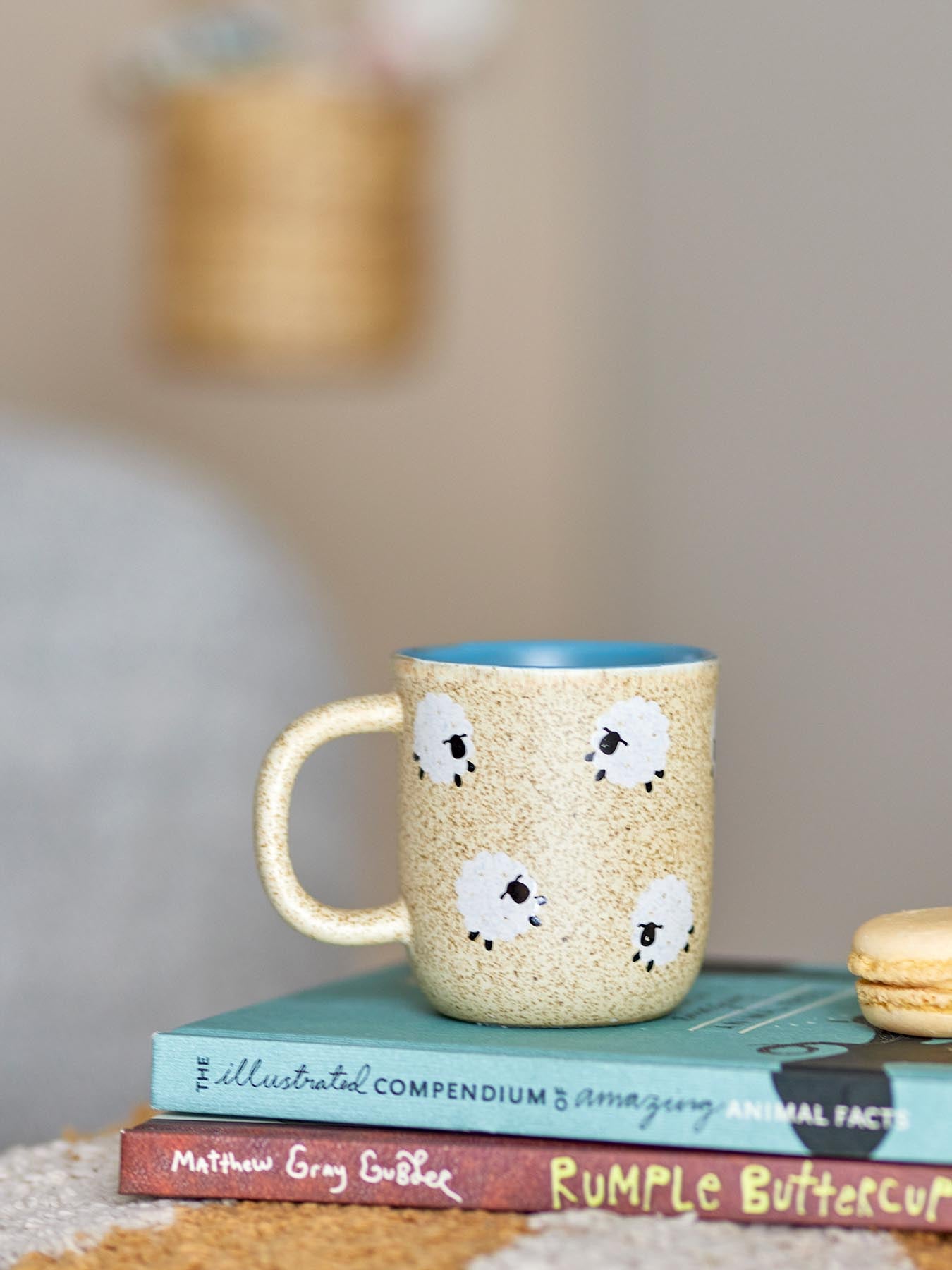 Entdecken Sie die charmante Dolly Tasse aus Steingut von Bloomingville Mini. Mit ihrem niedlichen Schaf-Muster und der harmonischen Farbgebung ist sie ideal für jeden Tag.