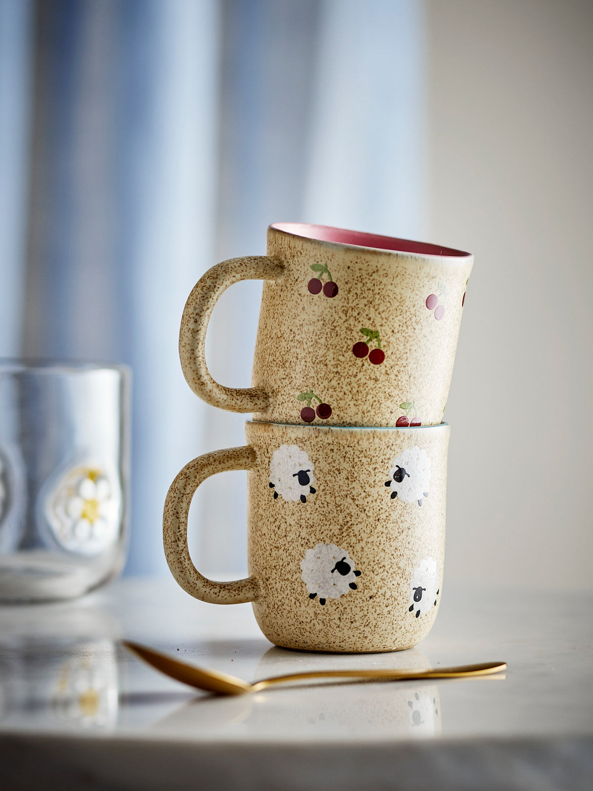 Cherry Tasse, Natur, Steingut in Natur präsentiert im Onlineshop von KAQTU Design AG. Tasse ist von Bloomingville Mini