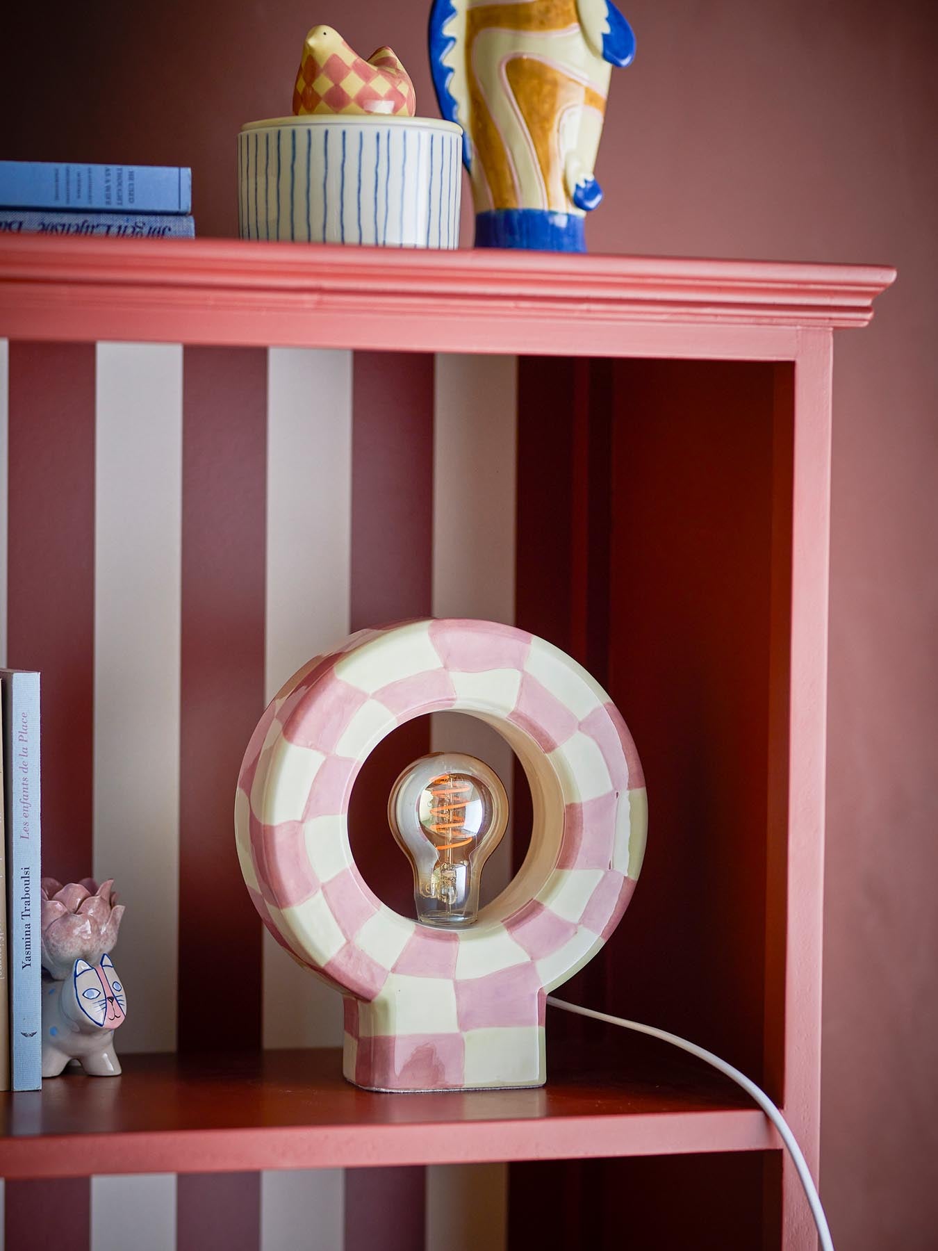 Entdecken Sie die handbemalte Vialini Tischlampe von Bloomingville in zarten Rosa- und Gelbtönen. Ein einzigartiges Design für Ihr Zuhause!