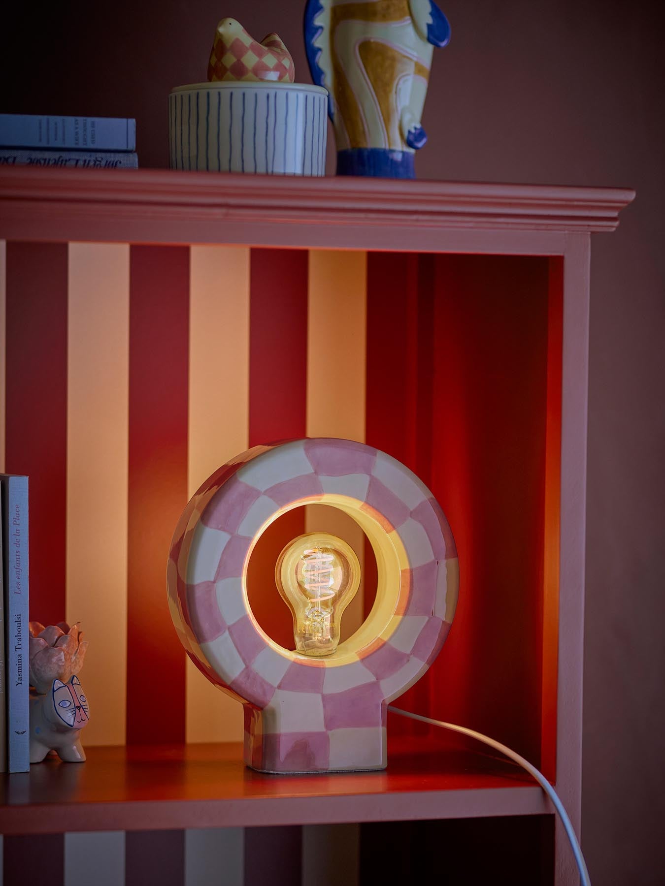 Verleihen Sie Ihrem Raum mit der Vialini Tischlampe von Bloomingville in sanften Rosa- und Gelbtönen einen Hauch von Eleganz und Gemütlichkeit.