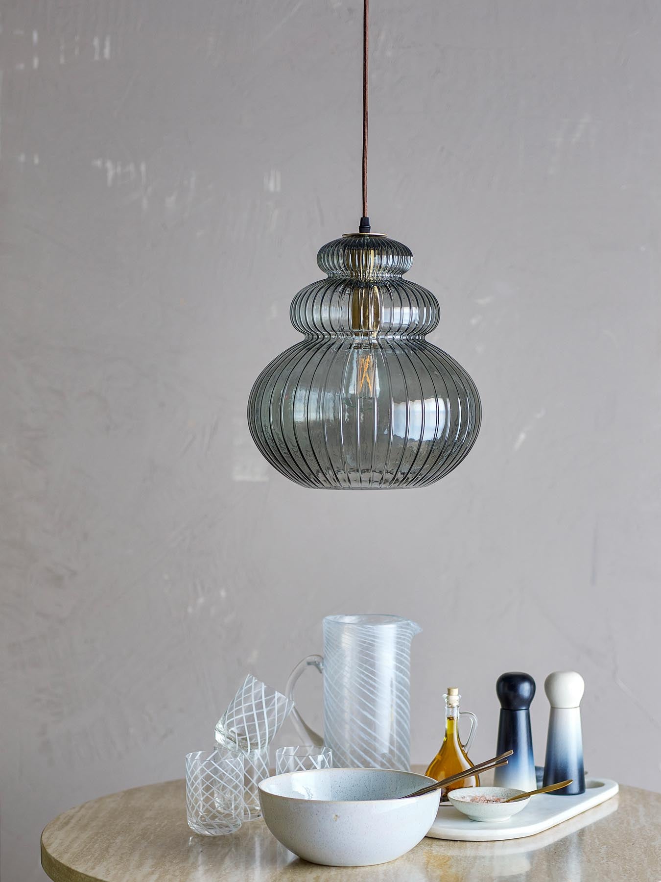 Entdecken Sie die stilvolle Sybia Hängeleuchte von Bloomingville in elegantem Grau. Perfekt für jeden Raum, vereint sie modernes Design mit hochwertiger Verarbeitung.