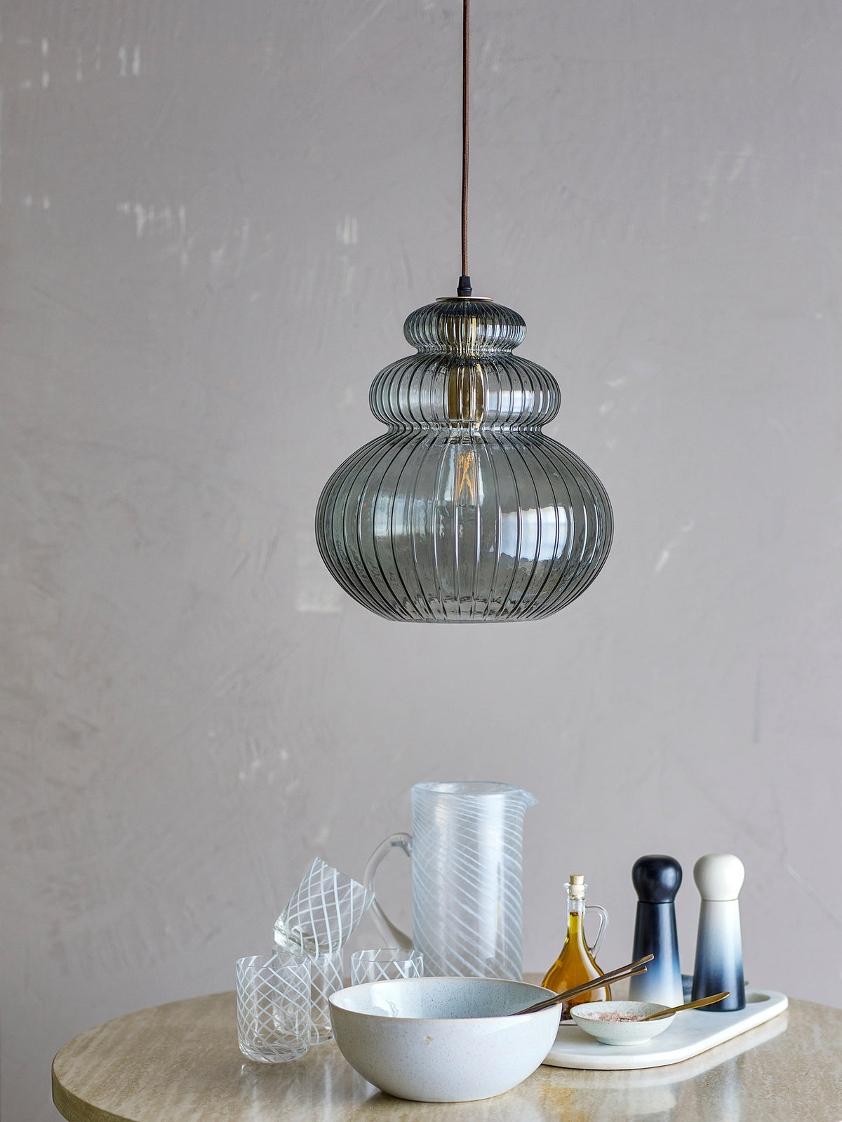 Sybia Hängeleuchte, Grau, Glas in Grau präsentiert im Onlineshop von KAQTU Design AG. Pendelleuchte ist von Bloomingville