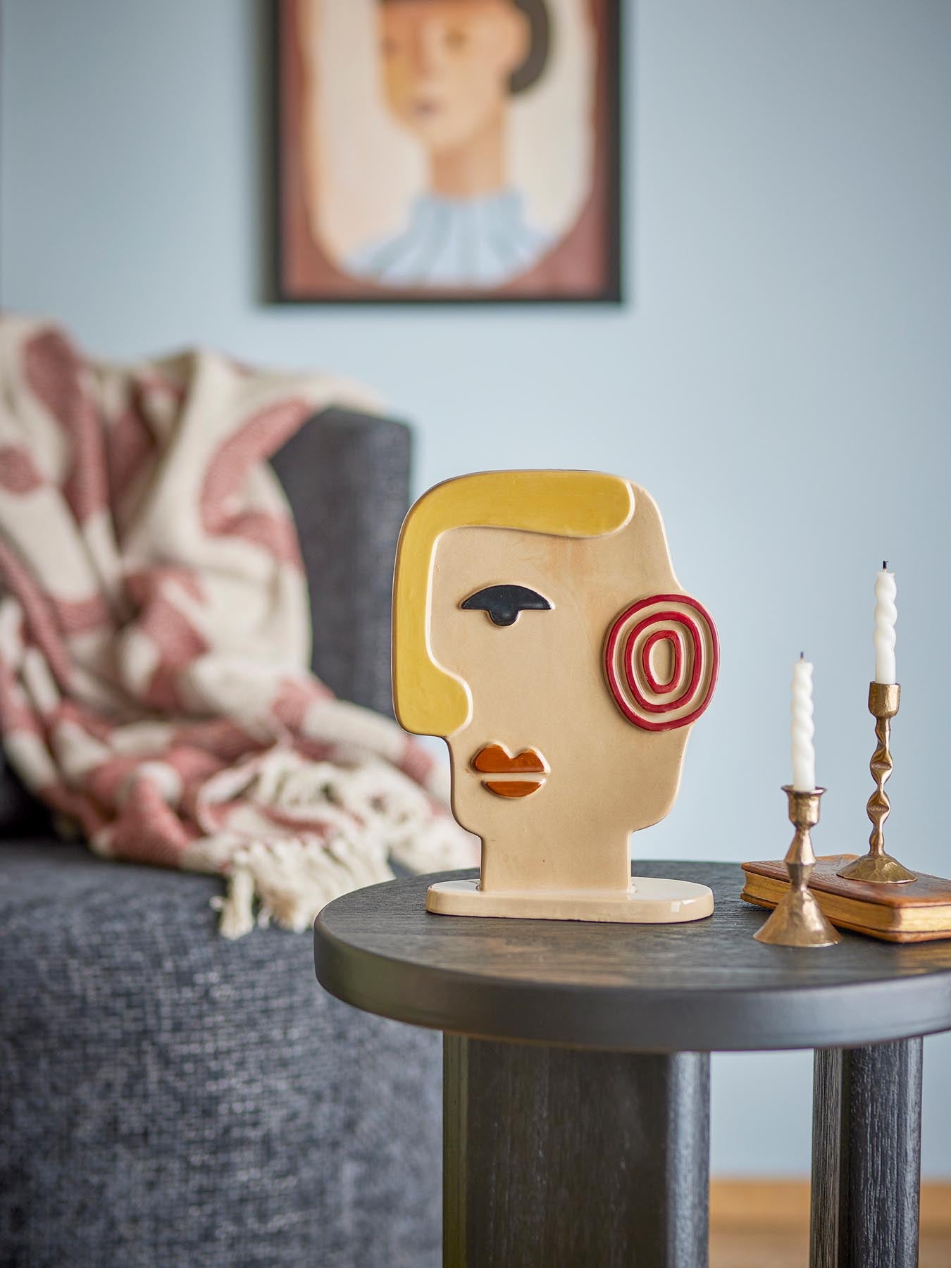 Verleihen Sie Ihrem Zuhause mit der Voila Deko von Bloomingville, einer einzigartigen braunen Steingutfigur, einen modernen Akzent.