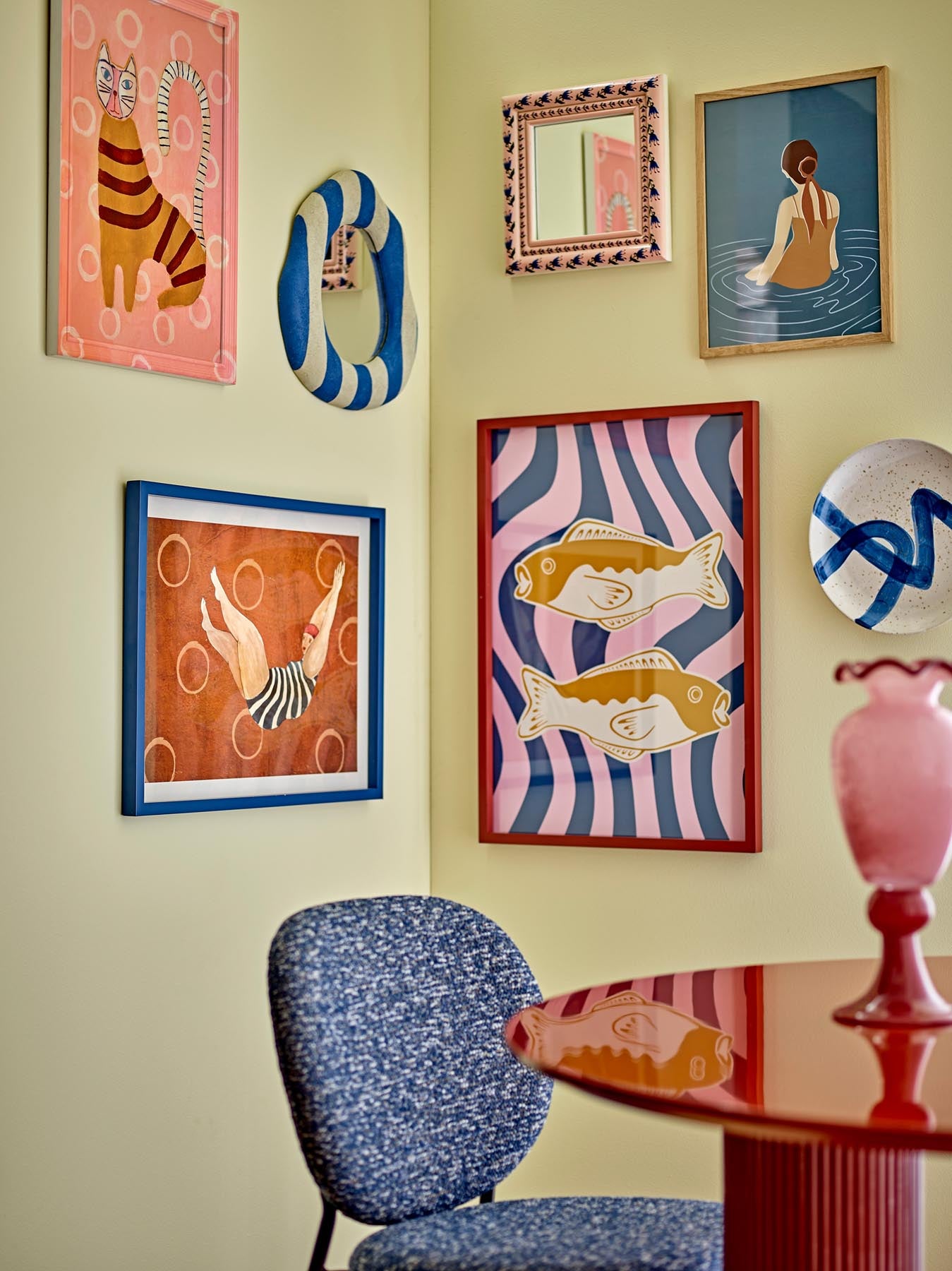 Entdecken Sie die stilvolle Svela Illustration von Bloomingville, gerahmt in edlem Tannenholz. Ein Kunstwerk, das Eleganz in Ihr Zuhause bringt.