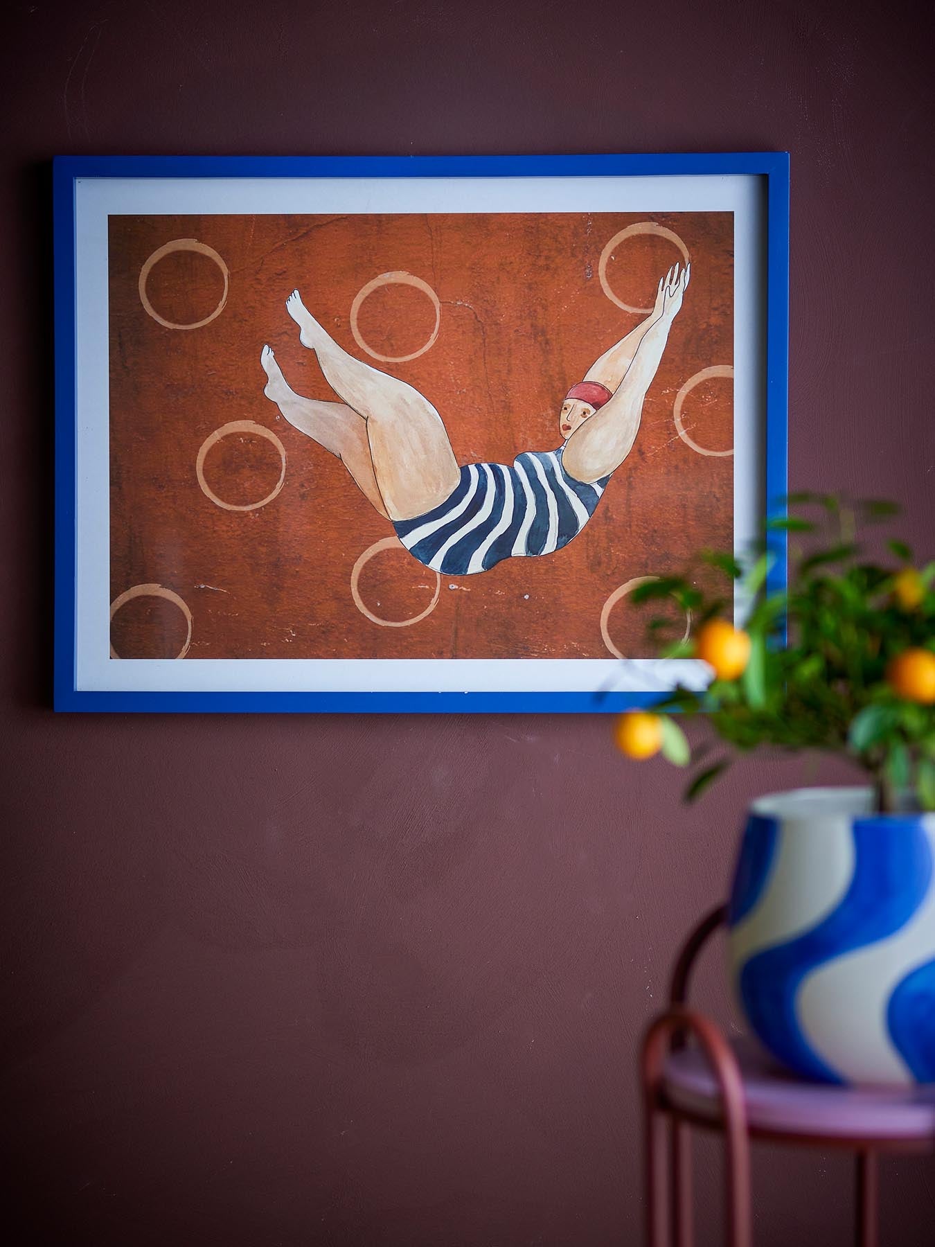 Verleihen Sie Ihrem Raum mit der Svela Illustration von Bloomingville, gerahmt in warmem Tannenholz, einen Hauch von Kunst und Stil.