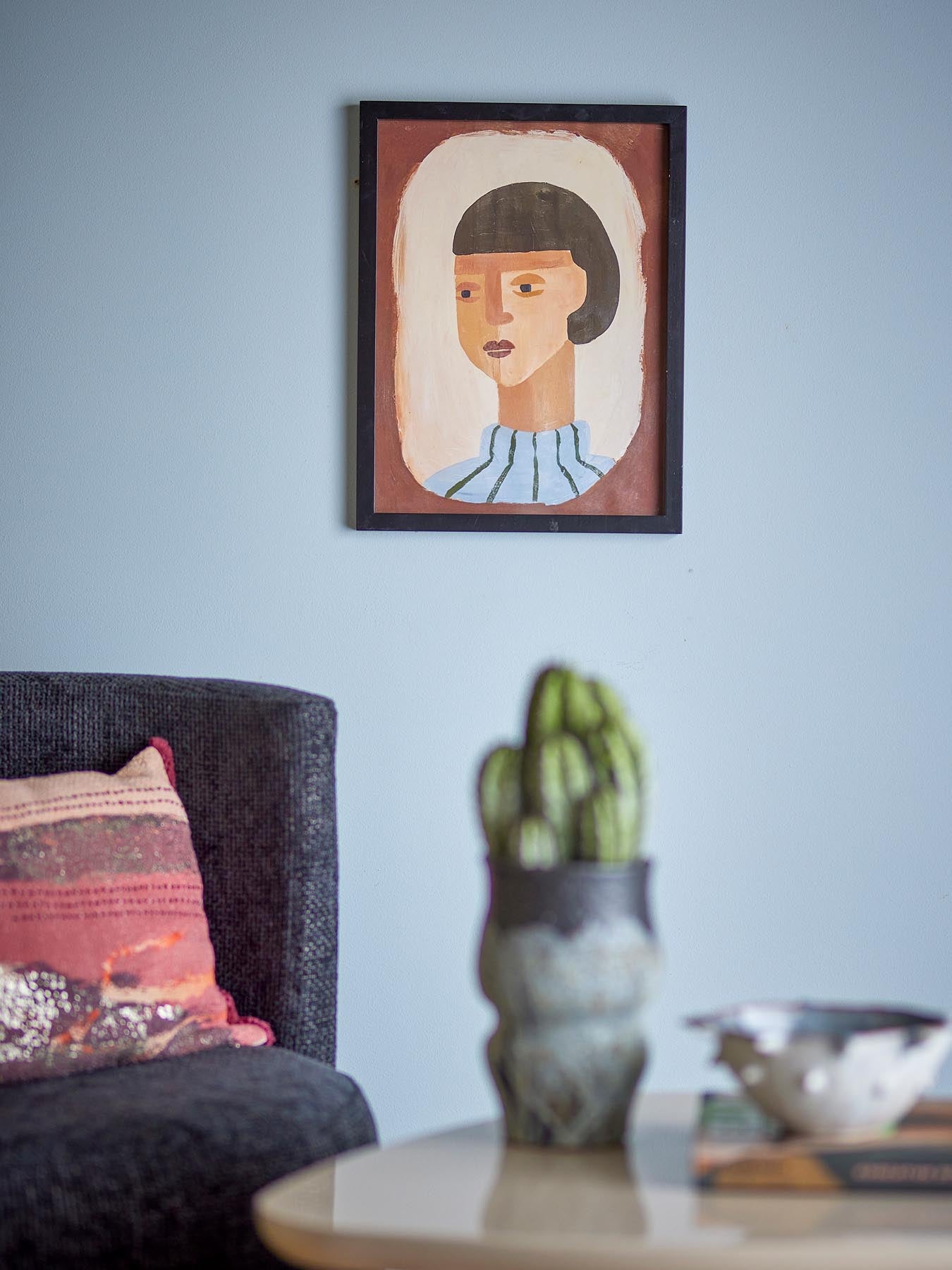 Verleihen Sie Ihrem Raum mit der Amanda Illustration von Bloomingville, gerahmt in warmem Tannenholz, einen eleganten Akzent. Ein Must-Have für jedes Interieur!