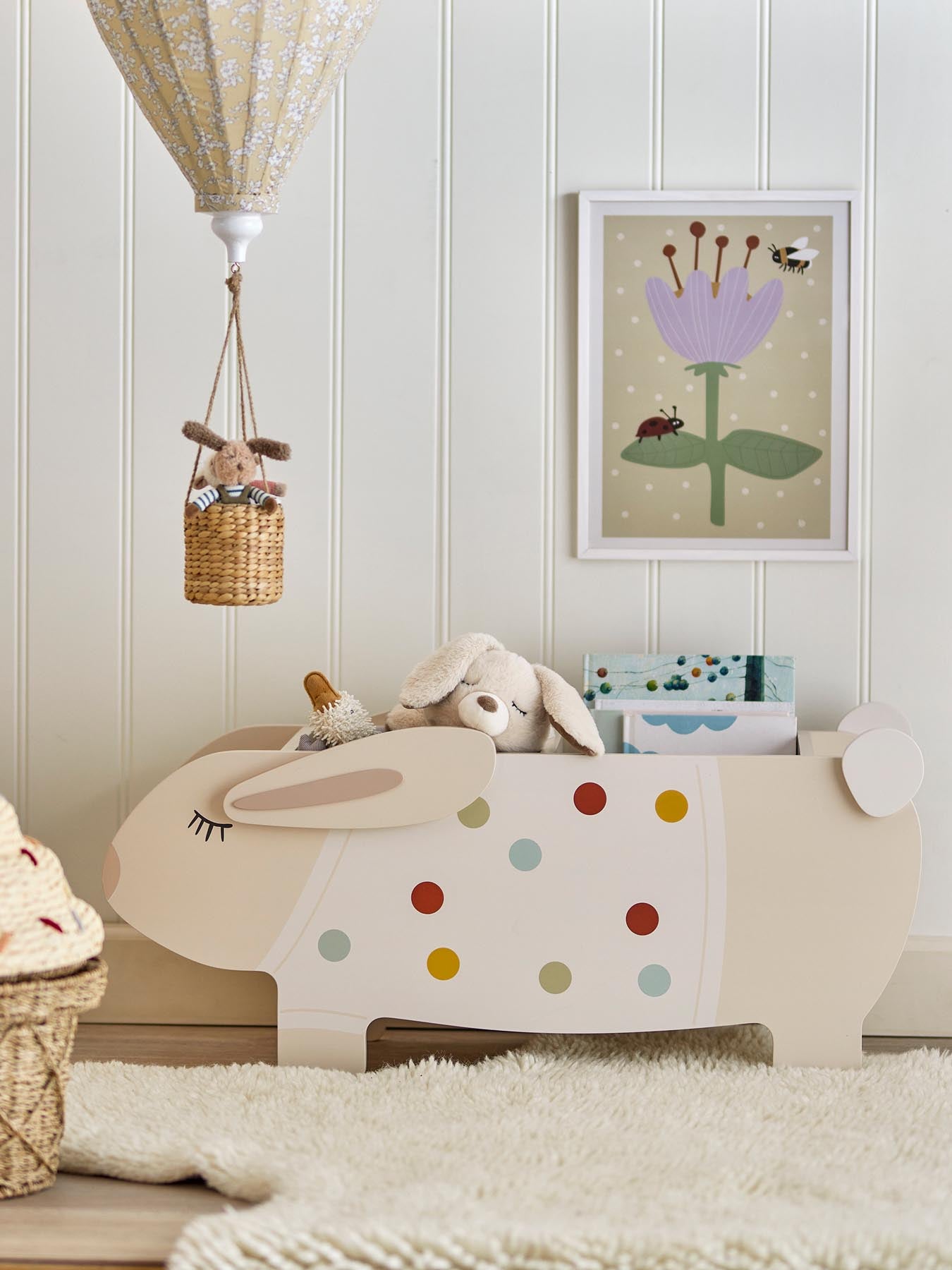 Entdecken Sie den charmanten Villja Bücherständer von Bloomingville Mini! Nachhaltig aus FSC®100% MDF gefertigt, bringt er Ordnung und Freude ins Kinderzimmer.