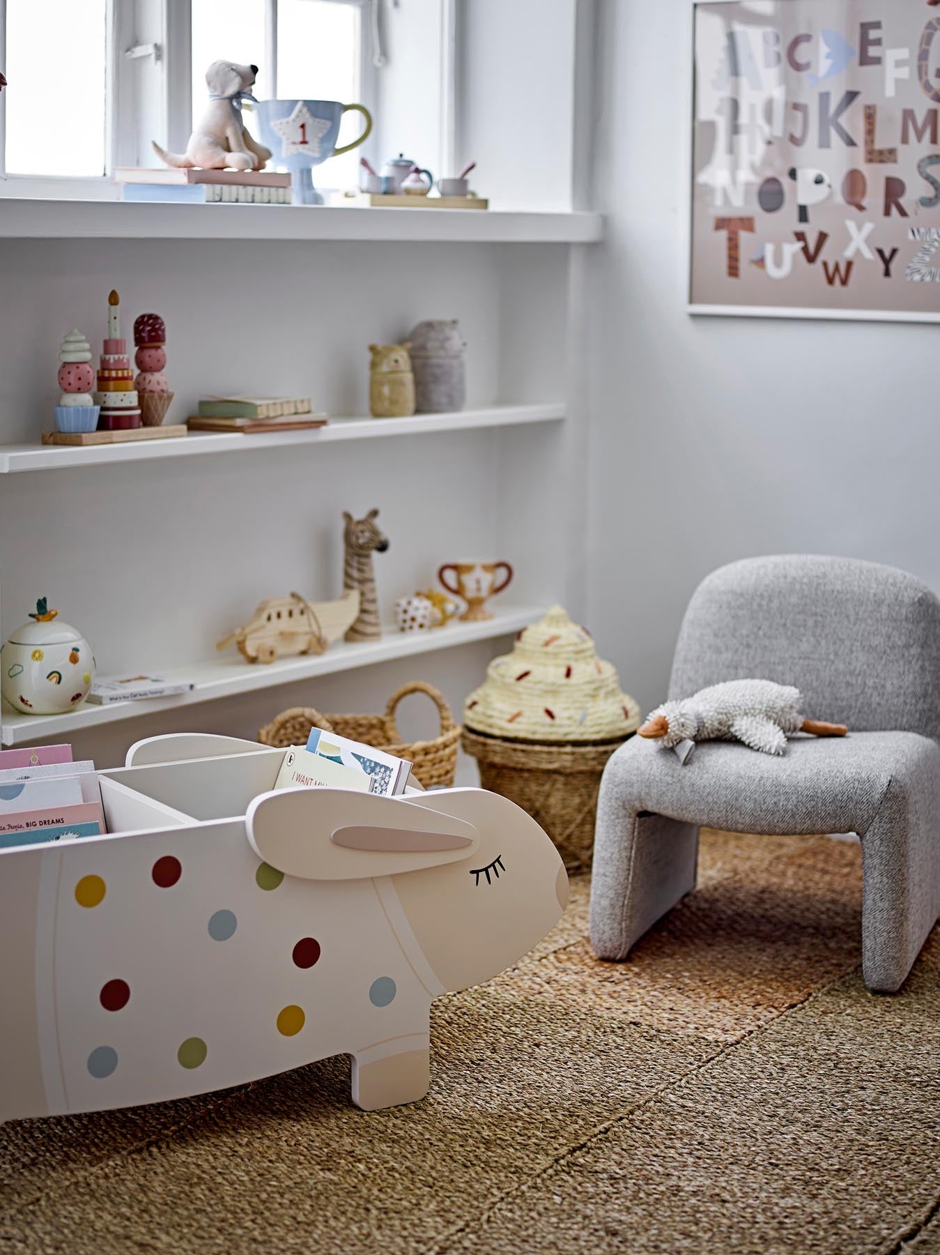 Gestalten Sie das Kinderzimmer mit dem Villja Bücherständer von Bloomingville Mini! Aus FSC®100% MDF, vereint er Nachhaltigkeit und verspieltes Design.