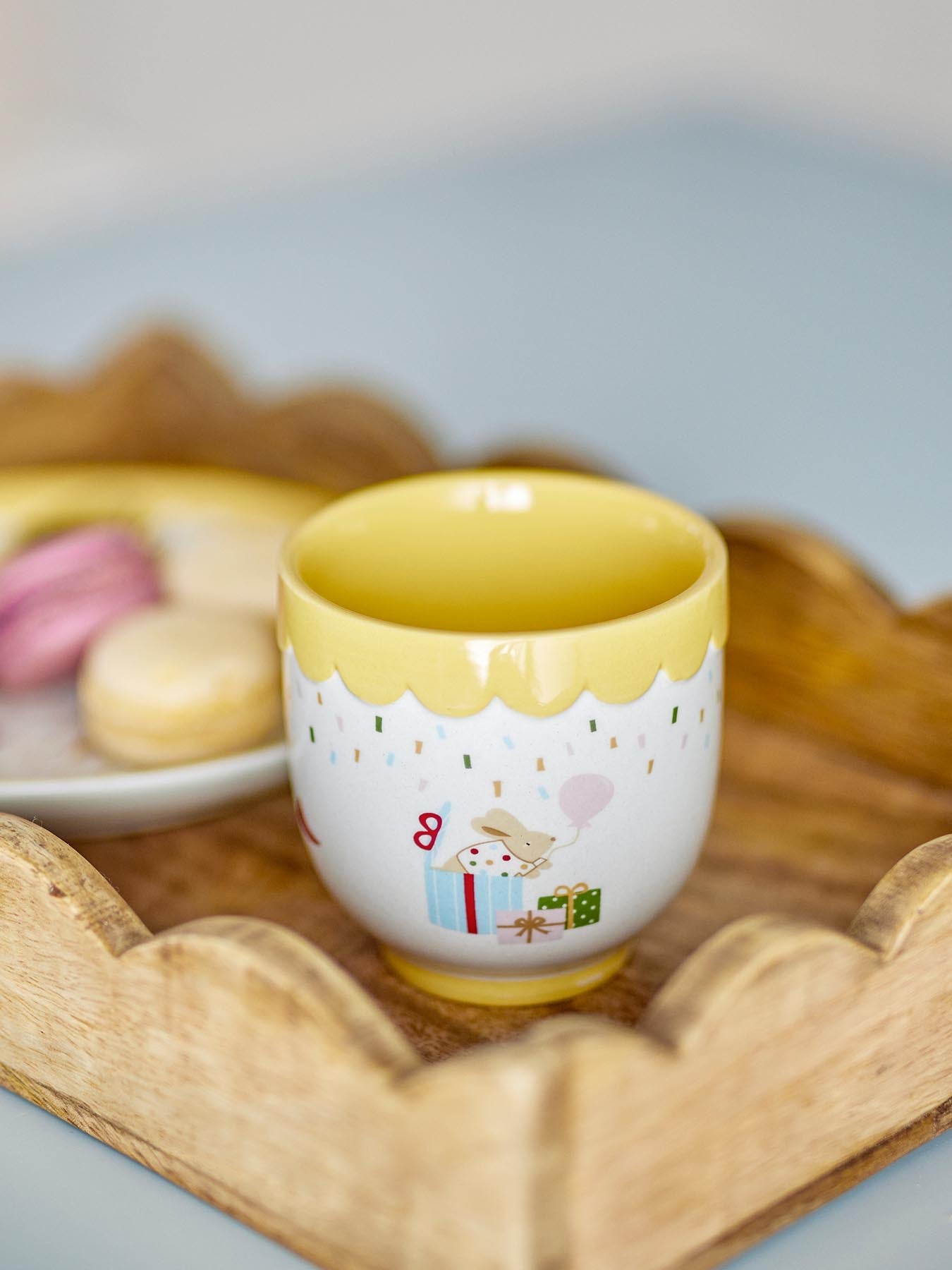 Erleben Sie Freude am Tisch mit der Celebrate Tasse von Bloomingville Mini. Ihr fröhliches Design und die warme gelbe Innenseite machen jede Mahlzeit besonders!