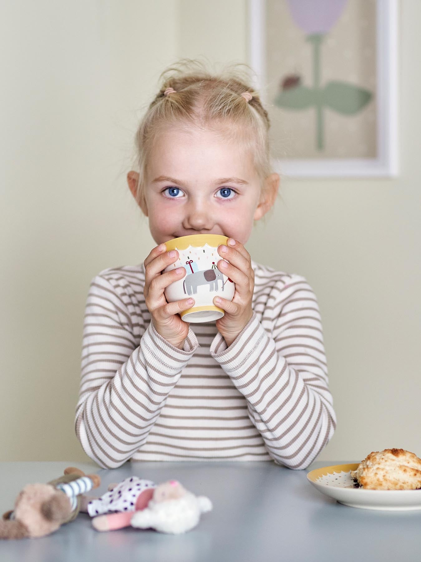 Entdecken Sie die Celebrate Tasse von Bloomingville Mini! Mit ihrem fröhlichen Design und der warmen gelben Innenseite wird sie zum Highlight auf jedem Tisch.