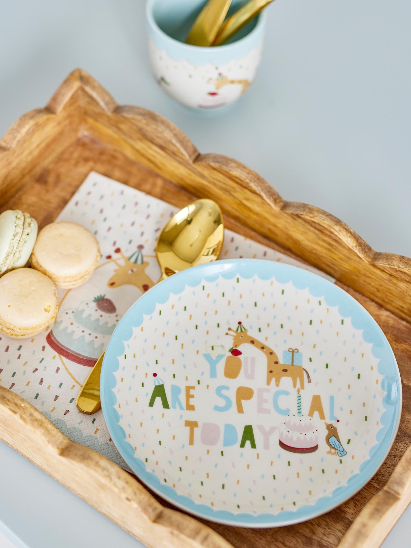 Entdecken Sie den blauen Celebrate Teller von Bloomingville Mini – ein stilvolles Steingut-Unikat für festliche Anlässe und besondere Momente.