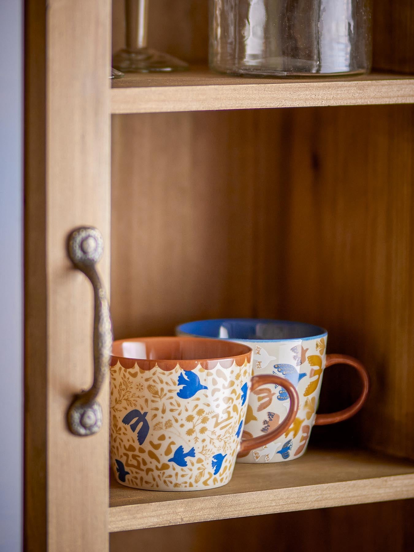 Genießen Sie Kaffee und Tee stilvoll mit den Anniversary Tassen von Bloomingville. Aus langlebigem Steingut, im eleganten Zweierset.