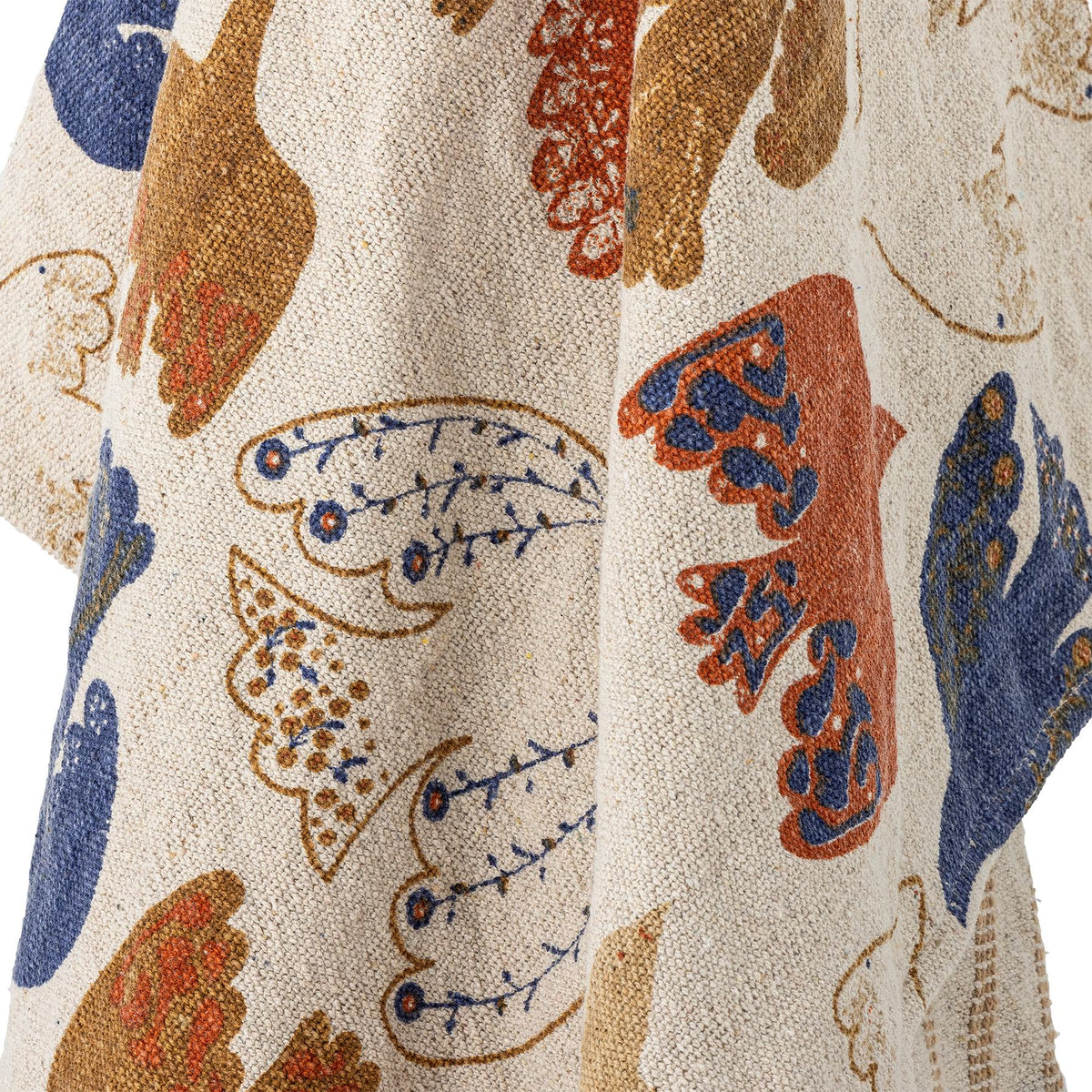 Wolldecke Anniversary von Bloomingville in Braun mit buntem botanischem Druckmuster, aus Baumwolle, Polyester und Viskose, mit blauen Quasten an den Ecken.