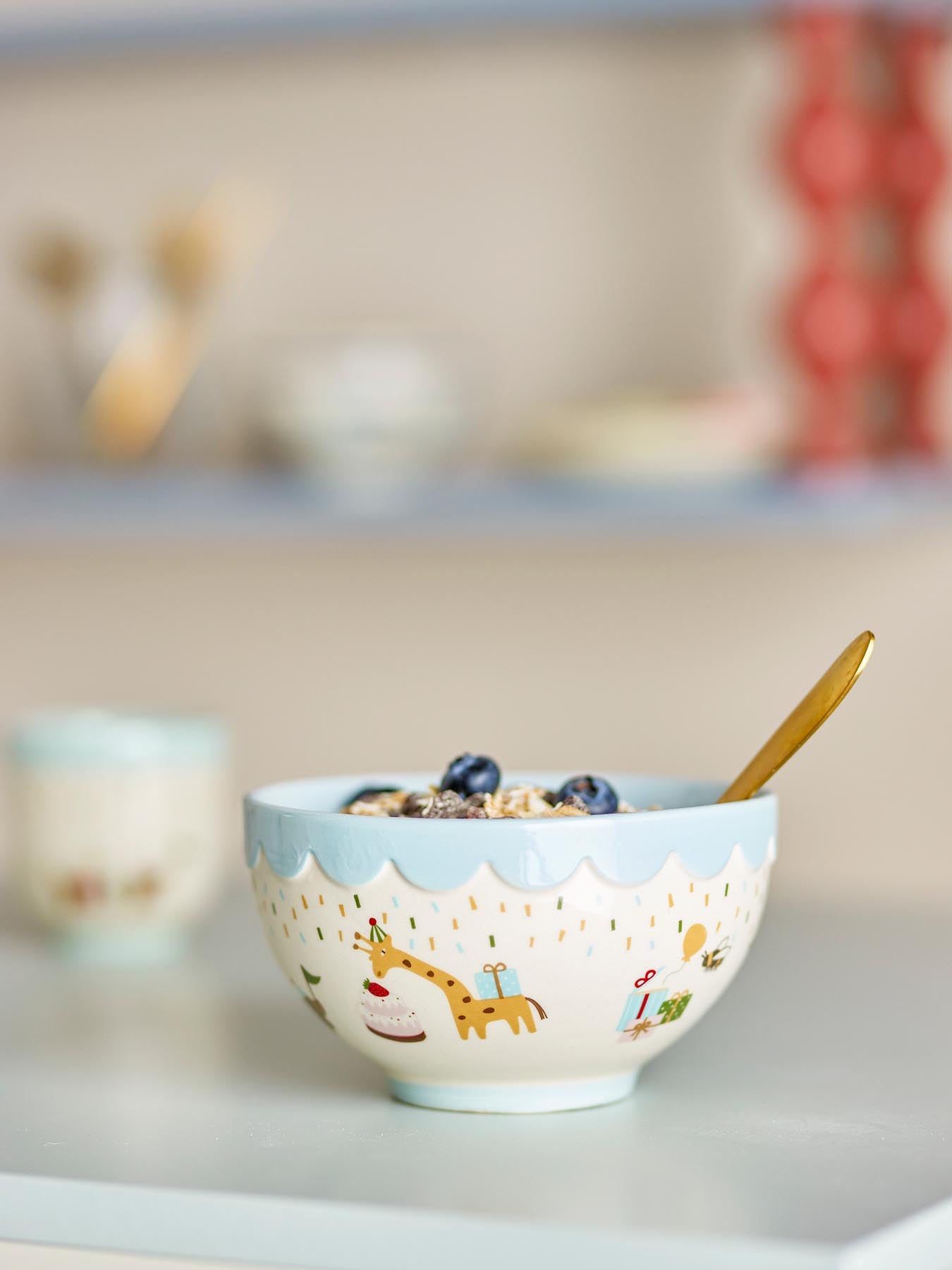 Entdecken Sie die Celebrate Schale von Bloomingville Mini in Blau! Aus robustem Steingut gefertigt, begeistert sie mit fröhlichem Design und ist ideal für jeden Anlass.