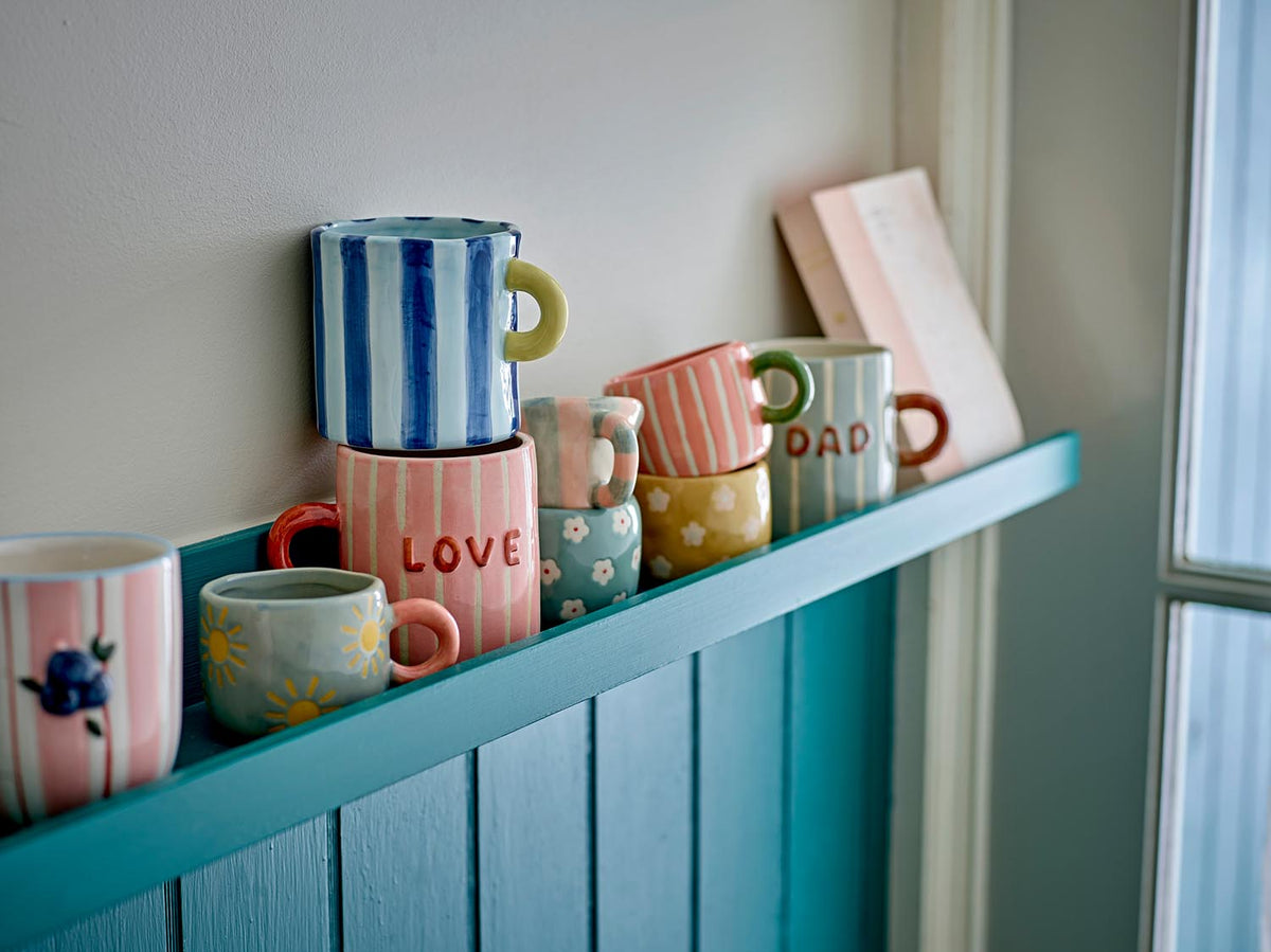 Cherish Becher, Rose, Steingut in Rose präsentiert im Onlineshop von KAQTU Design AG. Tasse ist von Bloomingville