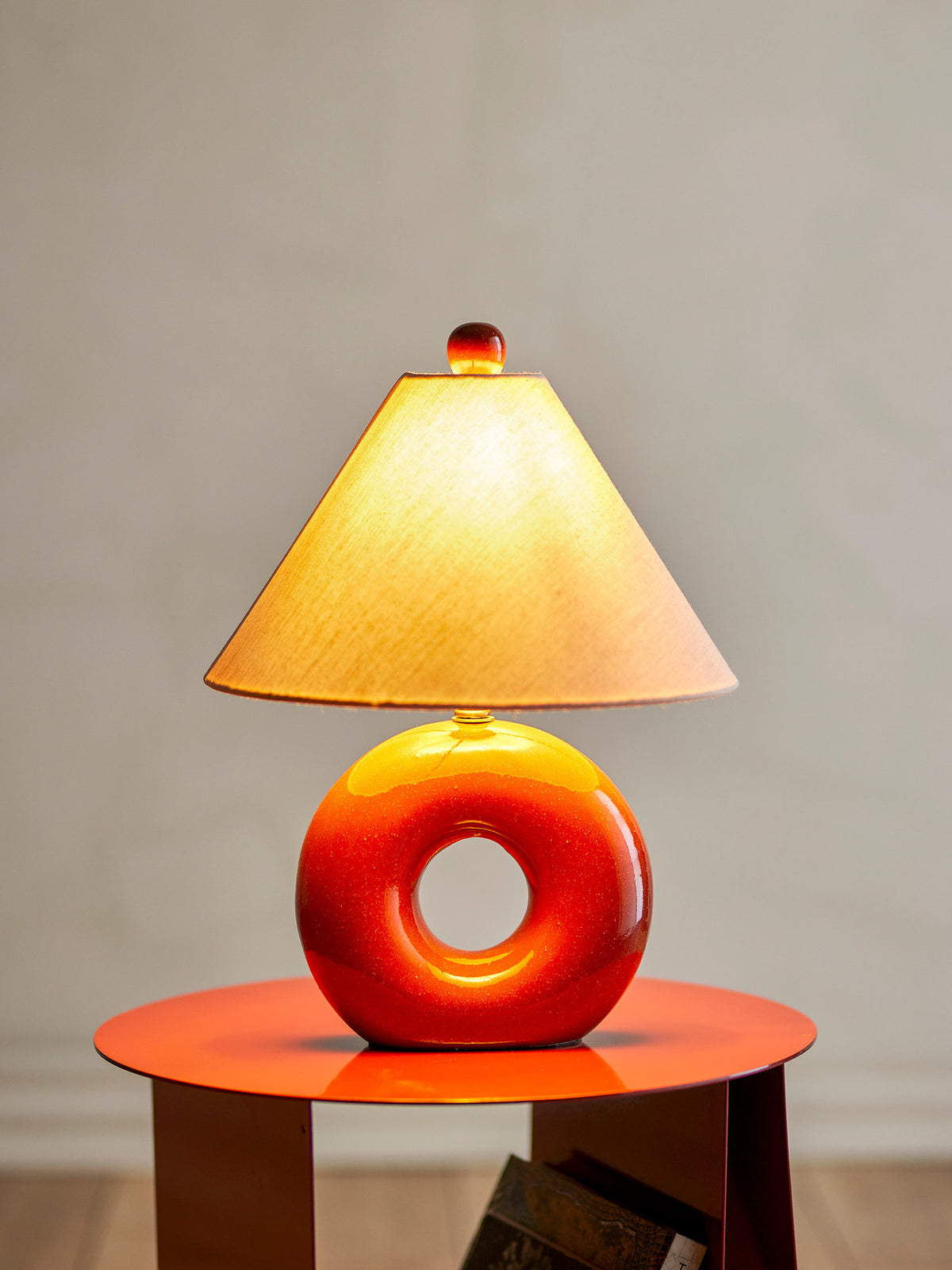 Panja Tischlampe, Rot, Steingut in Red präsentiert im Onlineshop von KAQTU Design AG. Tischleuchte ist von Bloomingville