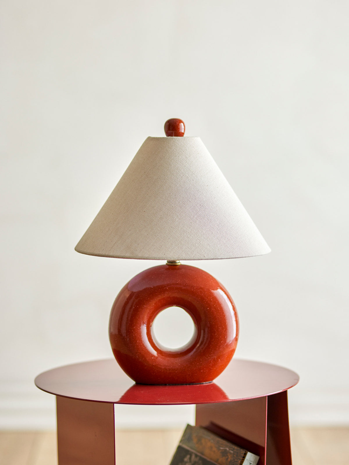 Panja Tischlampe, Rot, Steingut in Red präsentiert im Onlineshop von KAQTU Design AG. Tischleuchte ist von Bloomingville