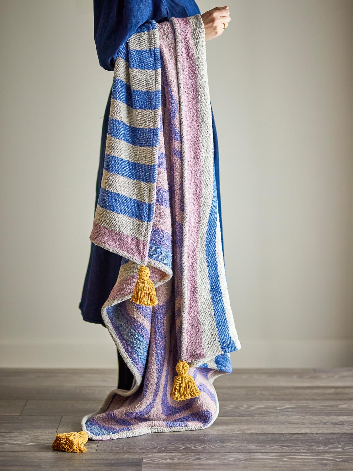 Arlie Decke, Blau, Recycelte Baumwolle in Blue präsentiert im Onlineshop von KAQTU Design AG. Bettüberwurf ist von Bloomingville