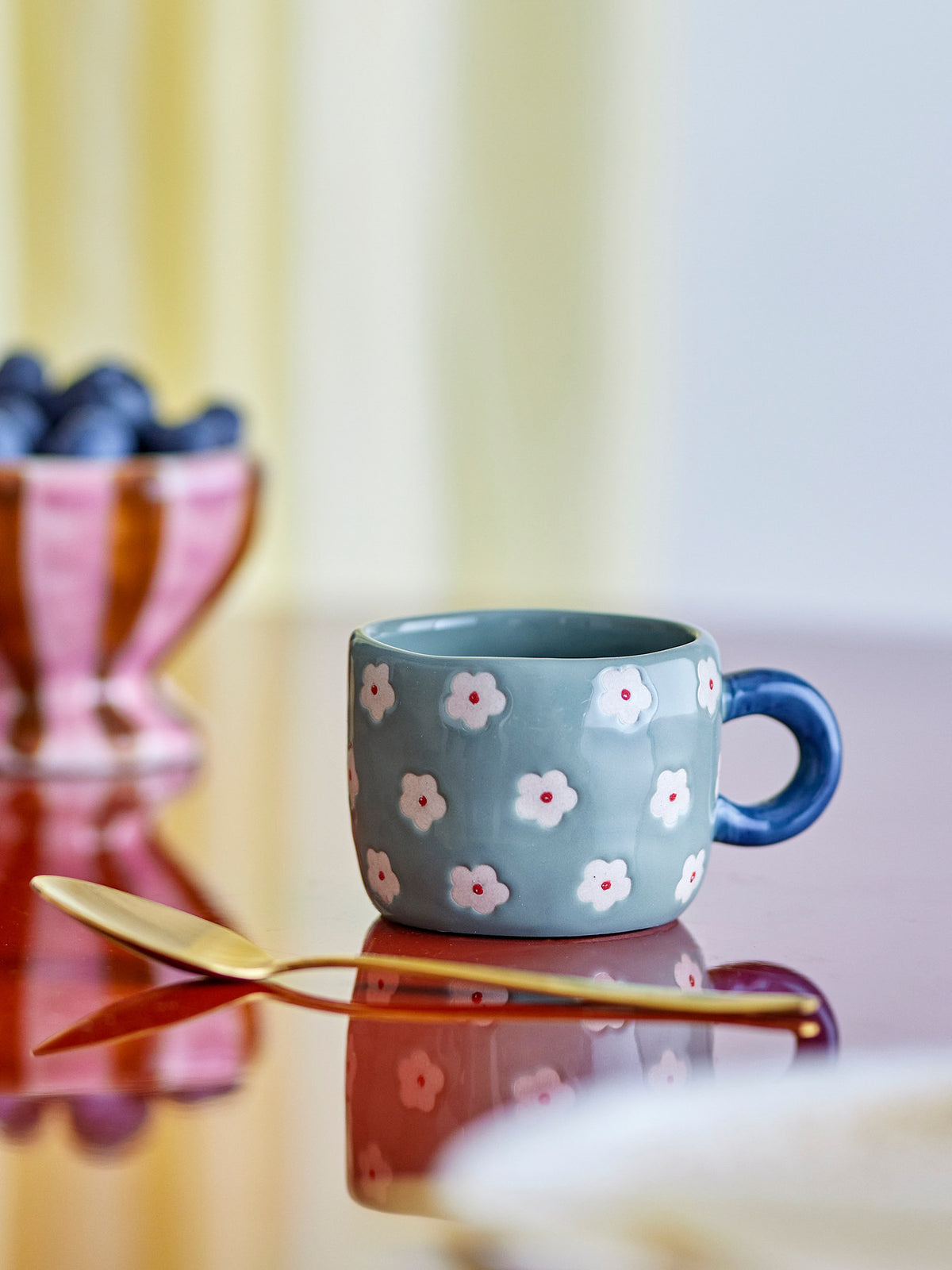 Nini Tasse, Blau, Steingut in Blue präsentiert im Onlineshop von KAQTU Design AG. Tasse ist von Bloomingville