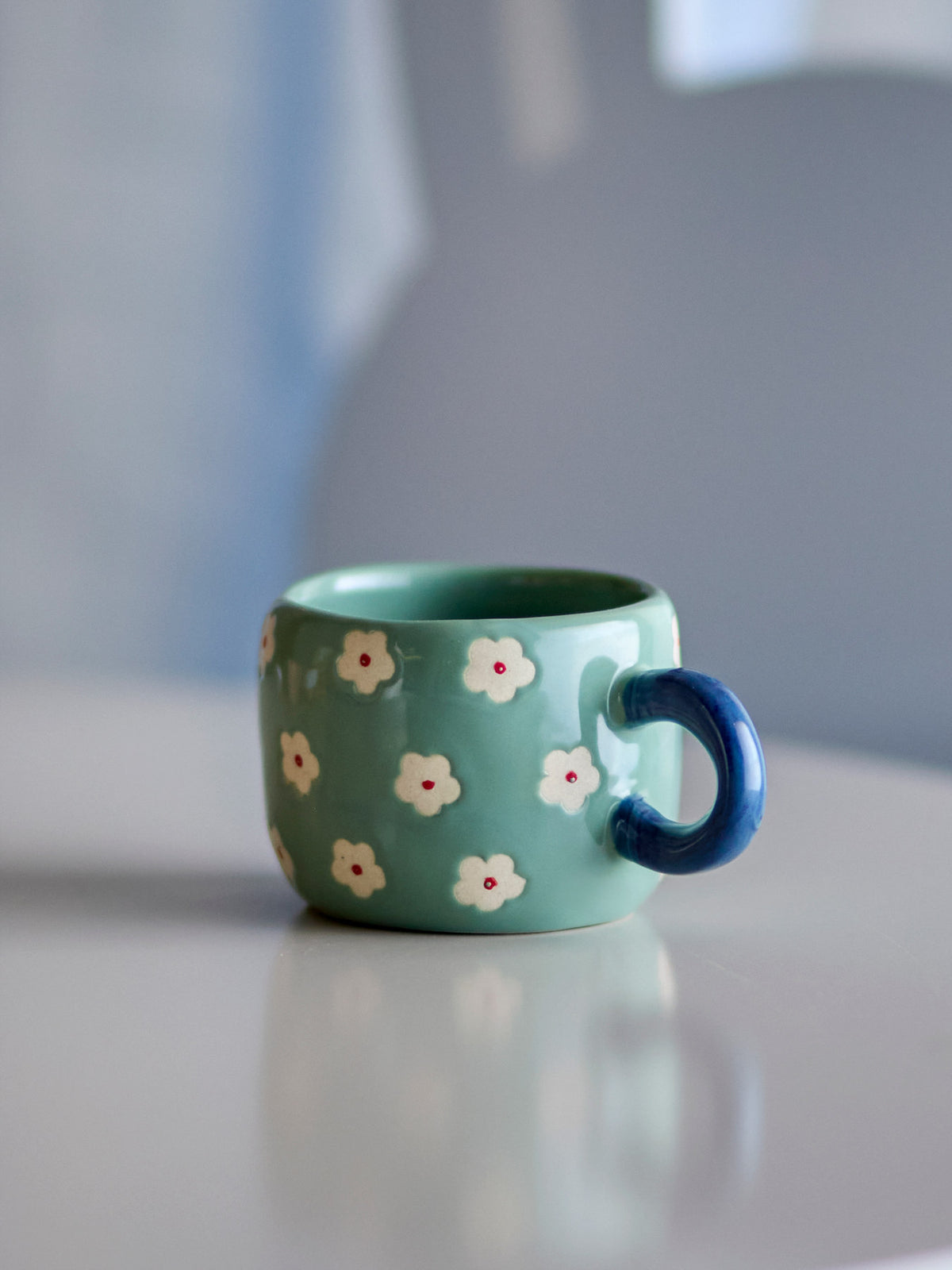 Nini Tasse, Blau, Steingut in Blue präsentiert im Onlineshop von KAQTU Design AG. Tasse ist von Bloomingville
