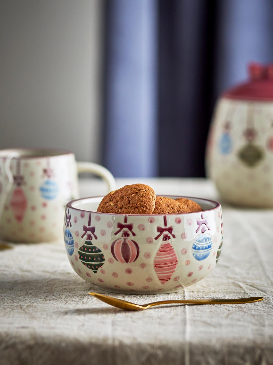 Ornamentia Schale, Rot, Steingut in Red präsentiert im Onlineshop von KAQTU Design AG. Schale ist von Bloomingville