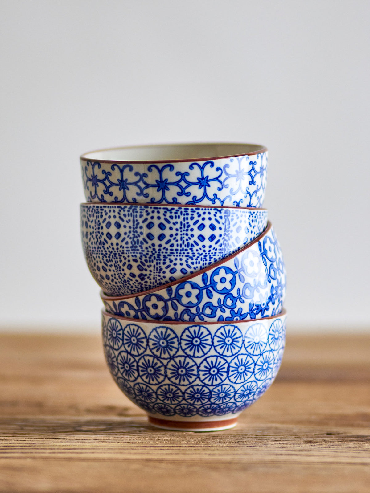 Karine Schale, Blau, Steingut in Blue präsentiert im Onlineshop von KAQTU Design AG. Schale ist von Bloomingville