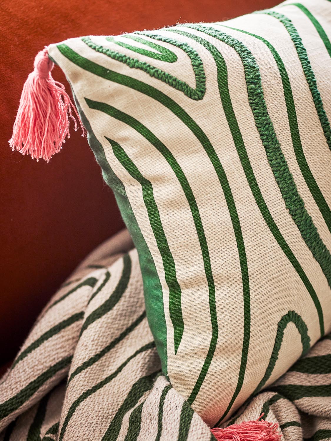 Woodsby Kissen, Bunt, Baumwolle in Multi präsentiert im Onlineshop von KAQTU Design AG. Deko Kissenbezug ist von Bloomingville