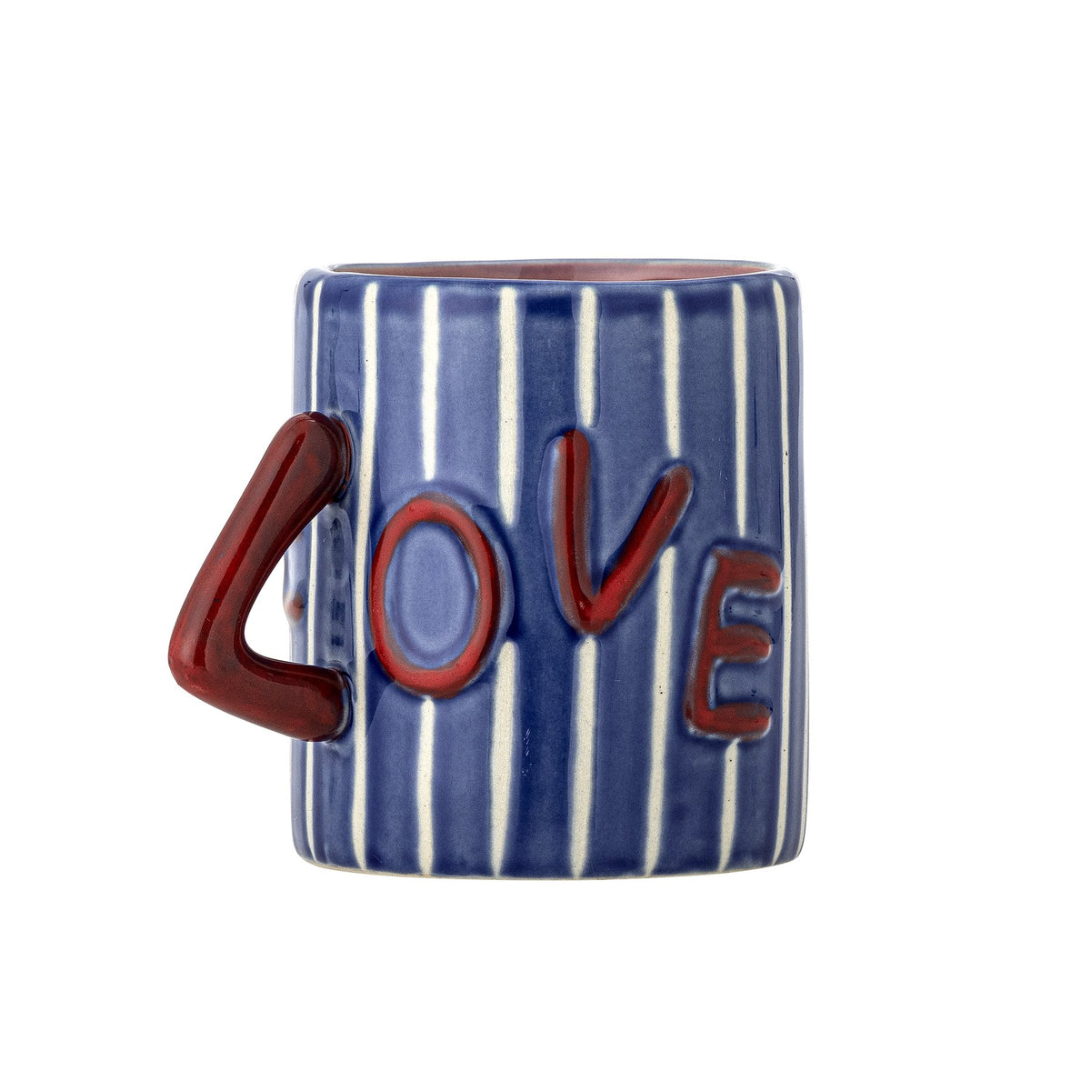 Blauer Cherish Becher aus Steinzeug mit weissen vertikalen Streifen, rotem Henkel und handbemalten Schriftzügen 'Love' und 'More' von Bloomingville.