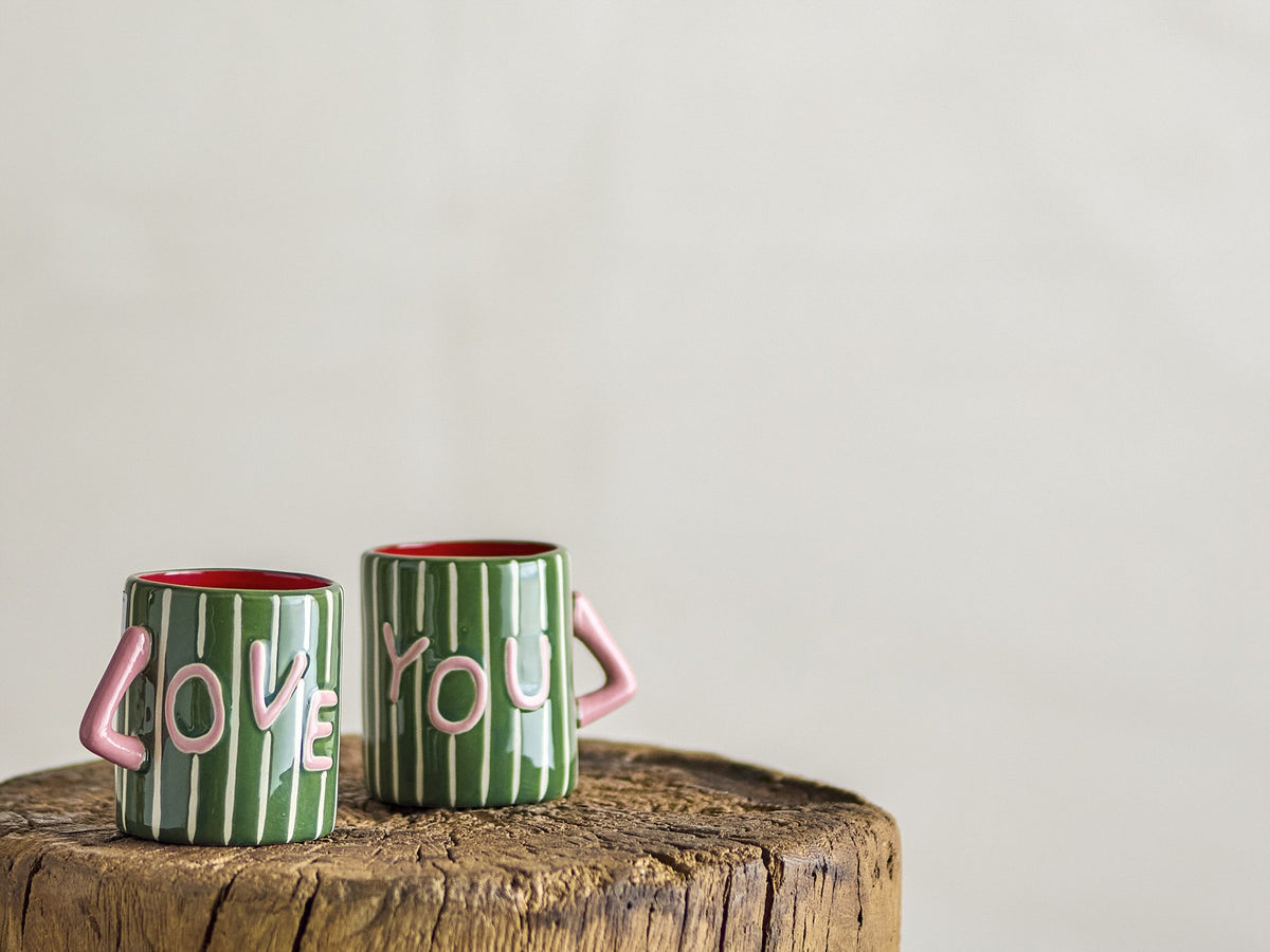 Grüner Steingut-Becher mit weissen Streifen, rosa Henkel und Schriftzug 'Love' auf einer Seite, handbemalt, Serie Cherish von Bloomingville.