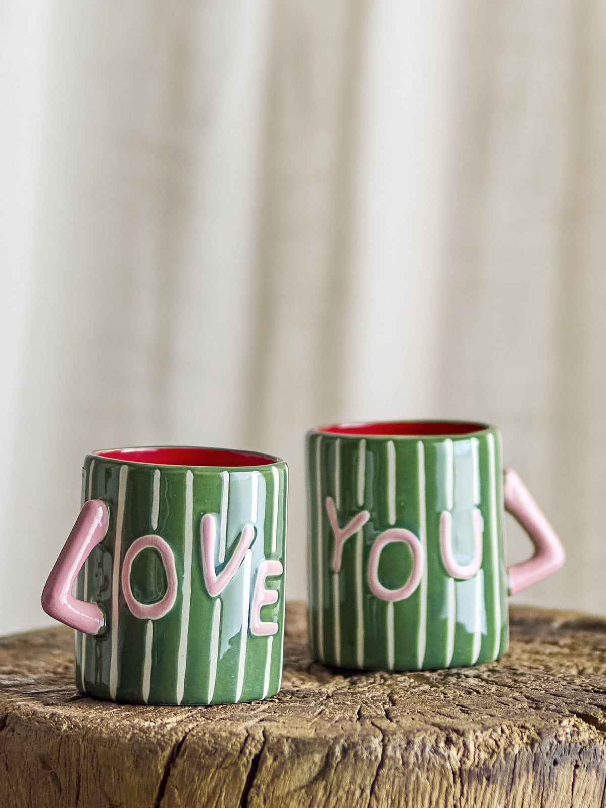Grüner Steingut-Becher mit weissen Streifen, rosa Henkel und Schriftzug 'Love' auf einer Seite, handbemalt, Serie Cherish von Bloomingville.