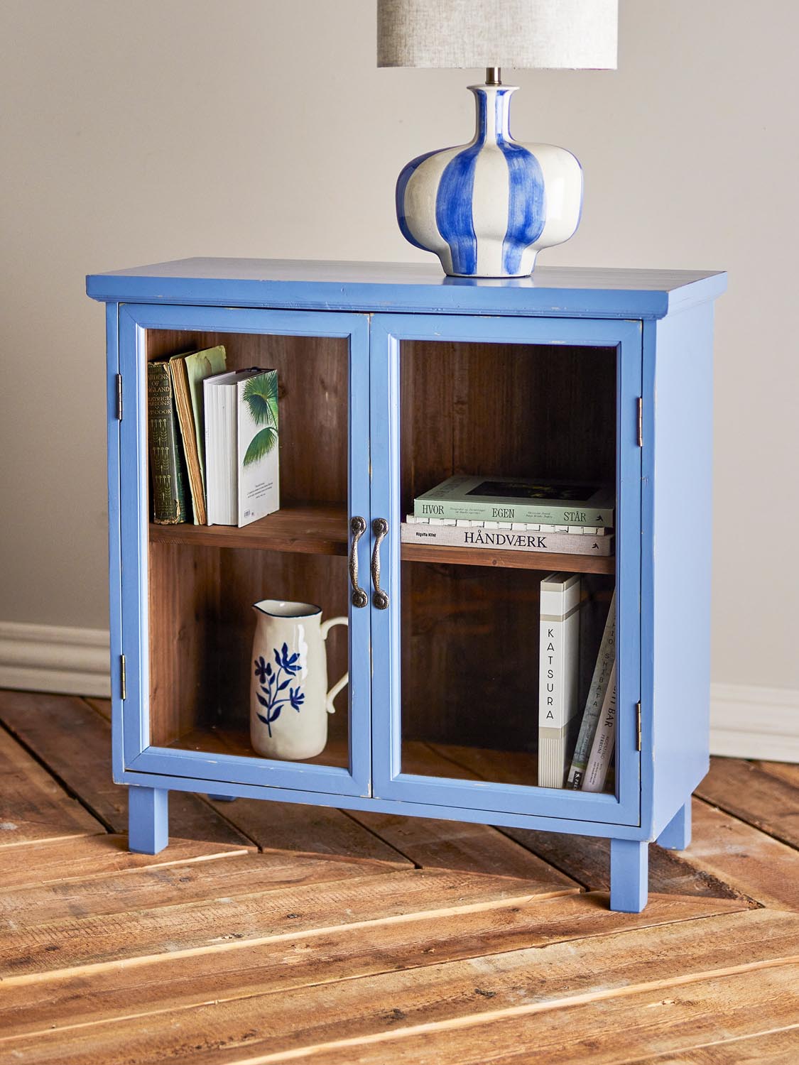 Hazem Kabinett, Blau, Tannenholz in Blue präsentiert im Onlineshop von KAQTU Design AG. Cabinet ist von Creative Collection