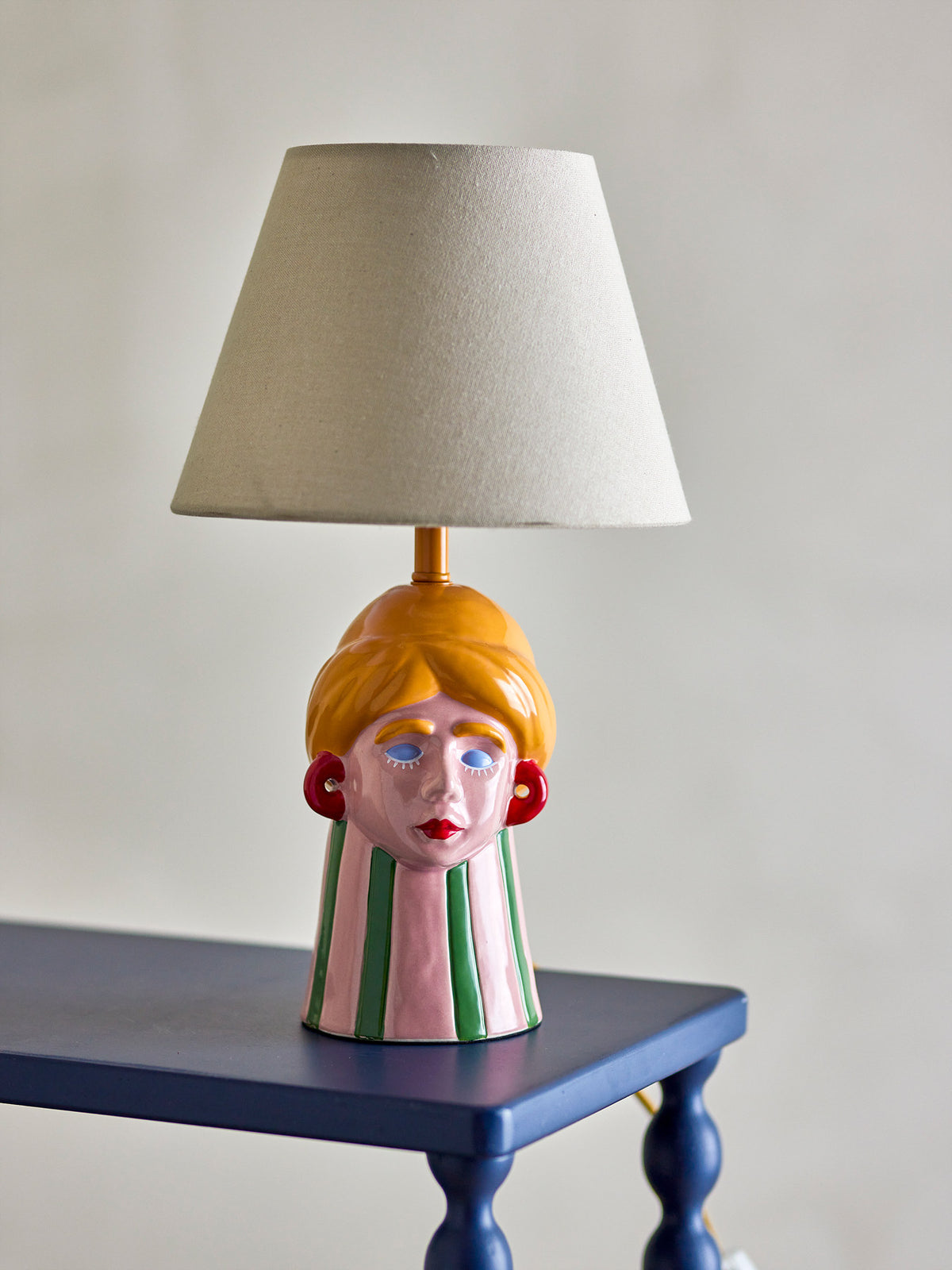 Miss Jody Tischlampe, Bunt, Steingut in Multi präsentiert im Onlineshop von KAQTU Design AG. Tischleuchte ist von Bloomingville