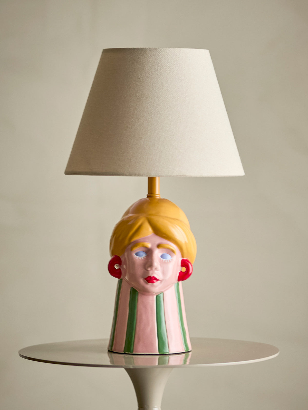 Miss Jody Tischlampe, Bunt, Steingut in Multi präsentiert im Onlineshop von KAQTU Design AG. Tischleuchte ist von Bloomingville