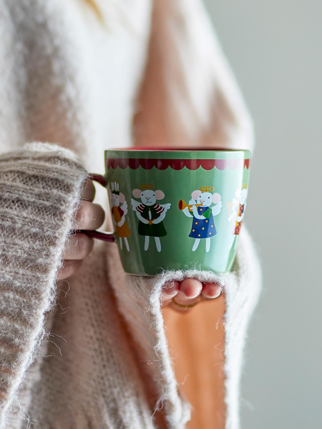 Peo Becher, Grün, Steingut in Green präsentiert im Onlineshop von KAQTU Design AG. Tasse ist von Bloomingville