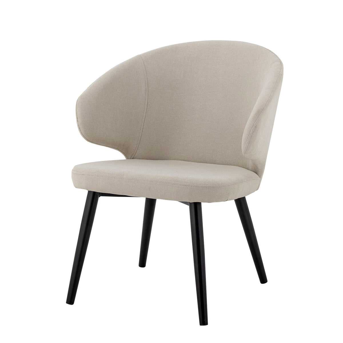 Loon Loungesessel in Beige von Creative Collection mit gepolstertem Polyesterbezug, geschwungener Rückenlehne und schwarzen Metallbeinen im Boho Chic Stil.