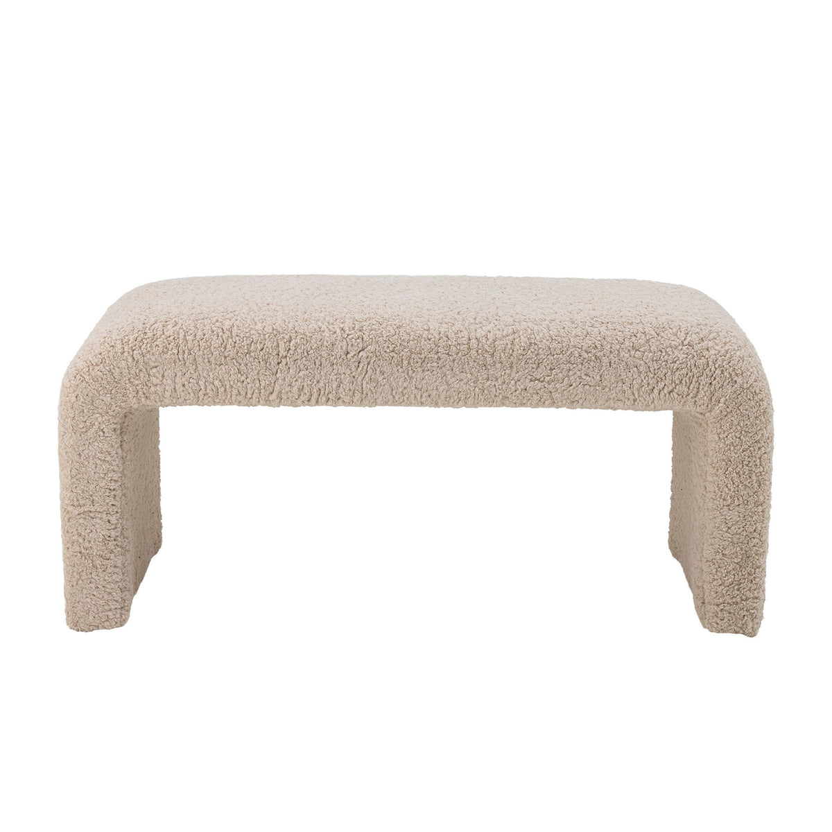 Weisse Sitzbank Bobbie von Bloomingville mit weicher Teddyfleece-Oberfläche, organisch geformt, Beine in Offwhite, Material Polyester und Holz