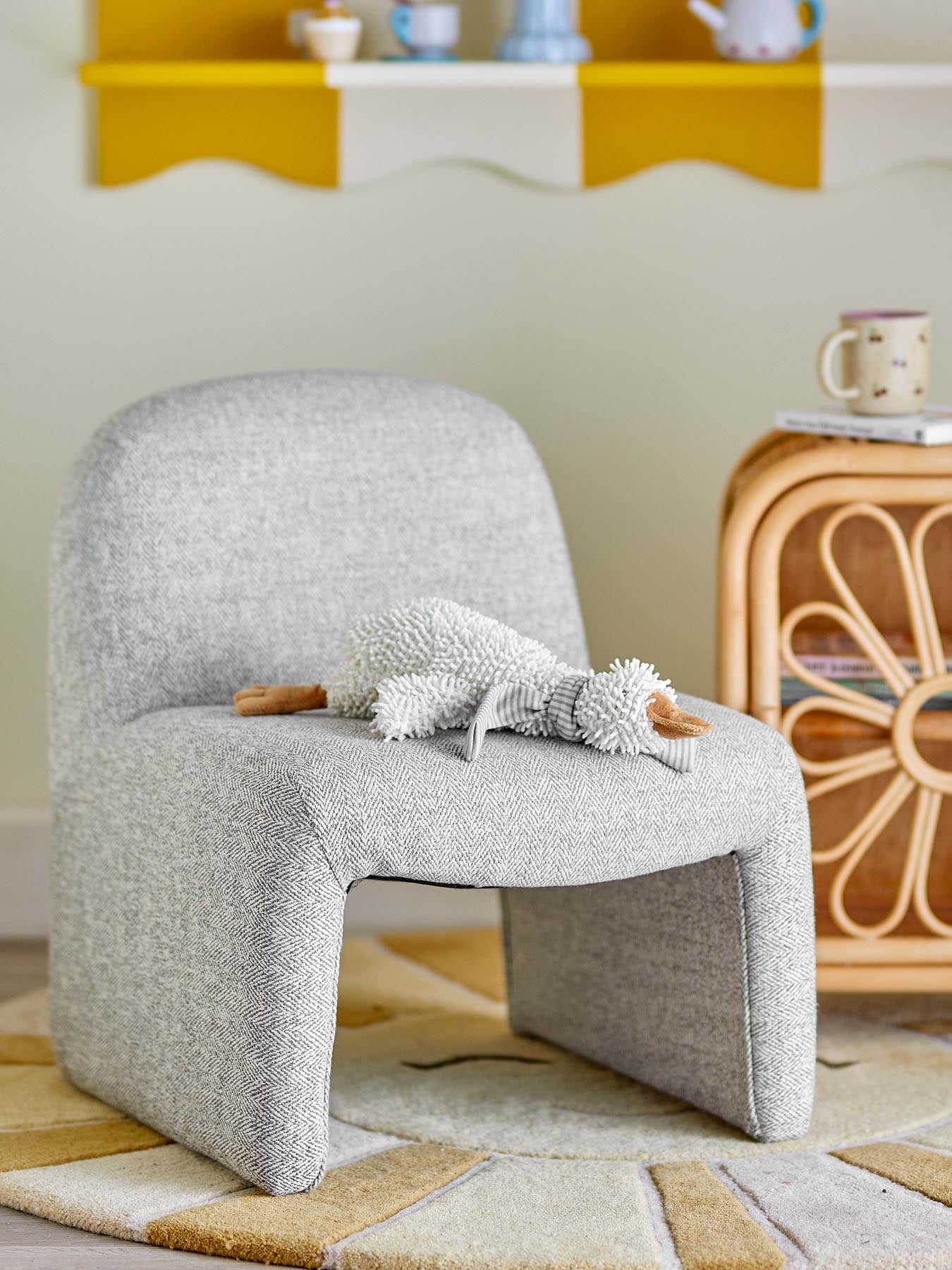 Entdecken Sie den Neel Stuhl in Grau von Bloomingville Mini – ein stilvoller und bequemer Kinderstuhl aus pflegeleichtem Polyester, ideal für jedes Kinderzimmer.