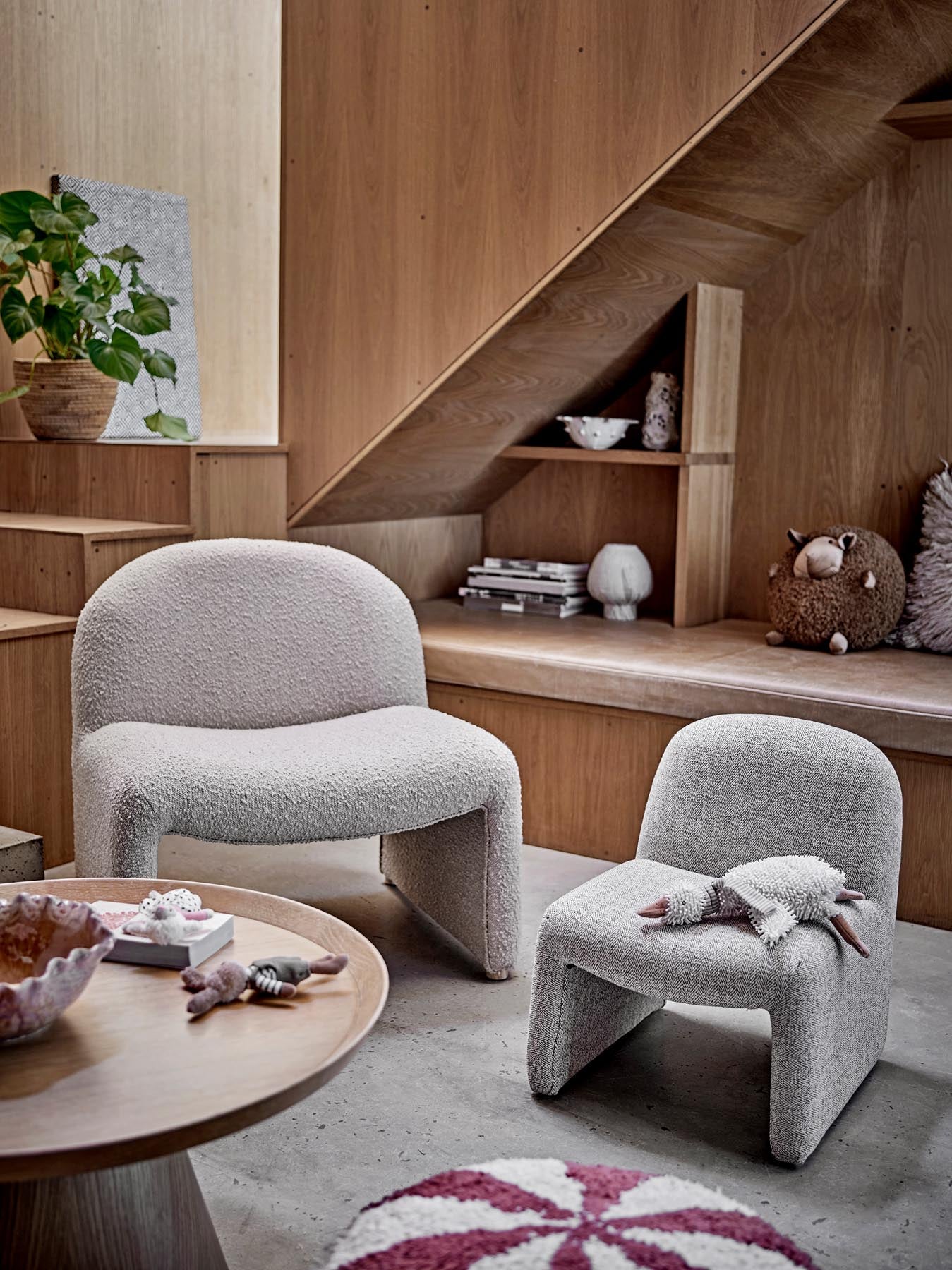 Der Neel Stuhl in Grau von Bloomingville Mini vereint Komfort und modernes Design. Ideal für Kinderzimmer, leicht und stabil für vielseitige Nutzung.