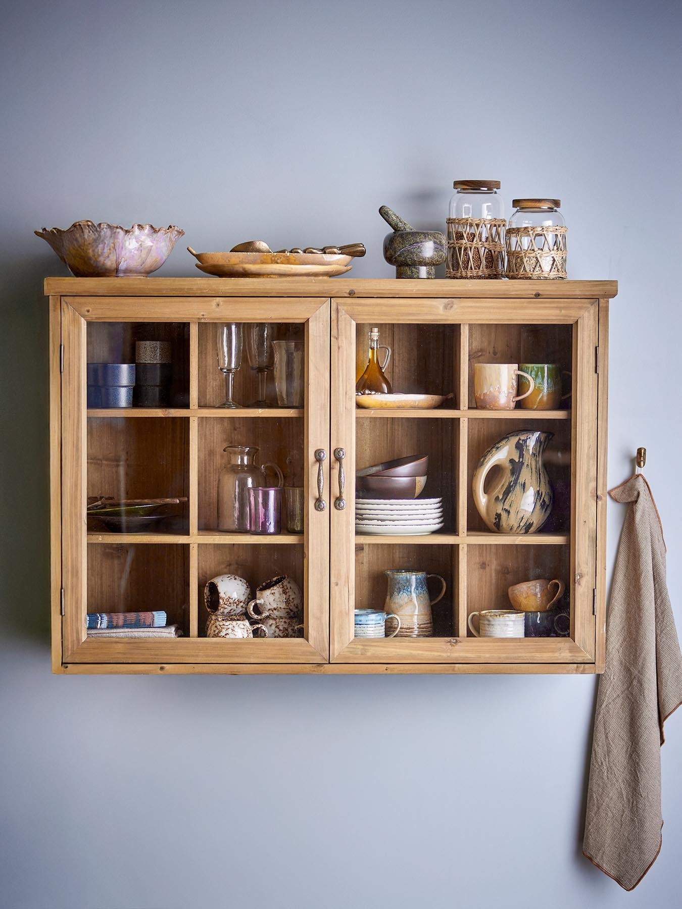 Entdecken Sie das charmante Ruthie Kabinett aus Kiefernholz von Bloomingville – ideal für stilvolle Präsentation und praktischen Stauraum.