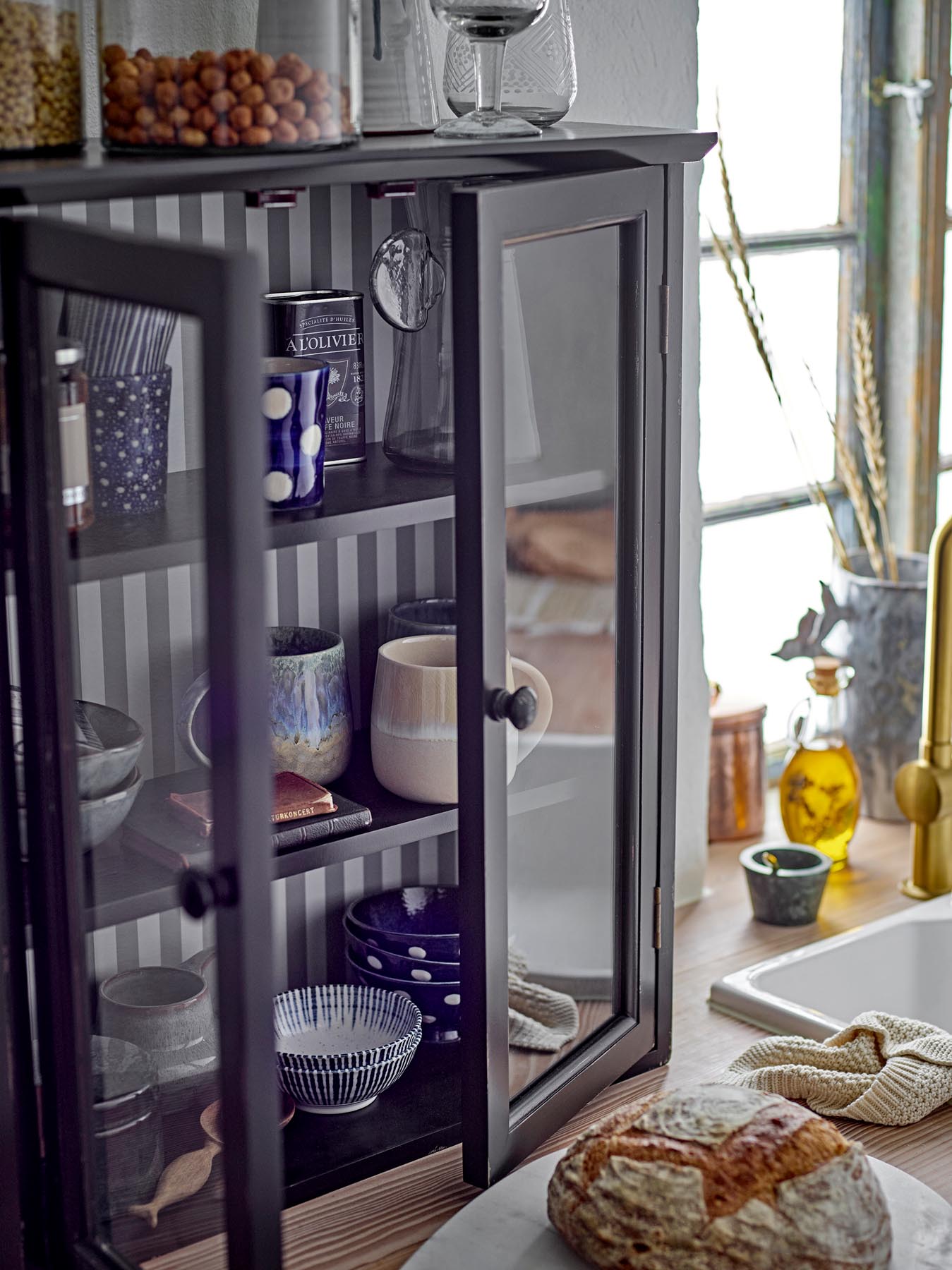 Entdecken Sie das stilvolle Hazem Kabinett aus schwarzem Tannenholz von Creative Collection. Ideal für Ihre Lieblingsstücke und vielseitig einsetzbar.