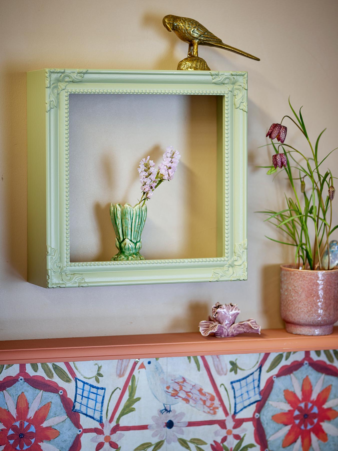 Gestalten Sie Ihre Wände mit dem Larna Regal in modernem Grün von Creative Collection. Ideal für Dekoration und praktische Aufbewahrung!