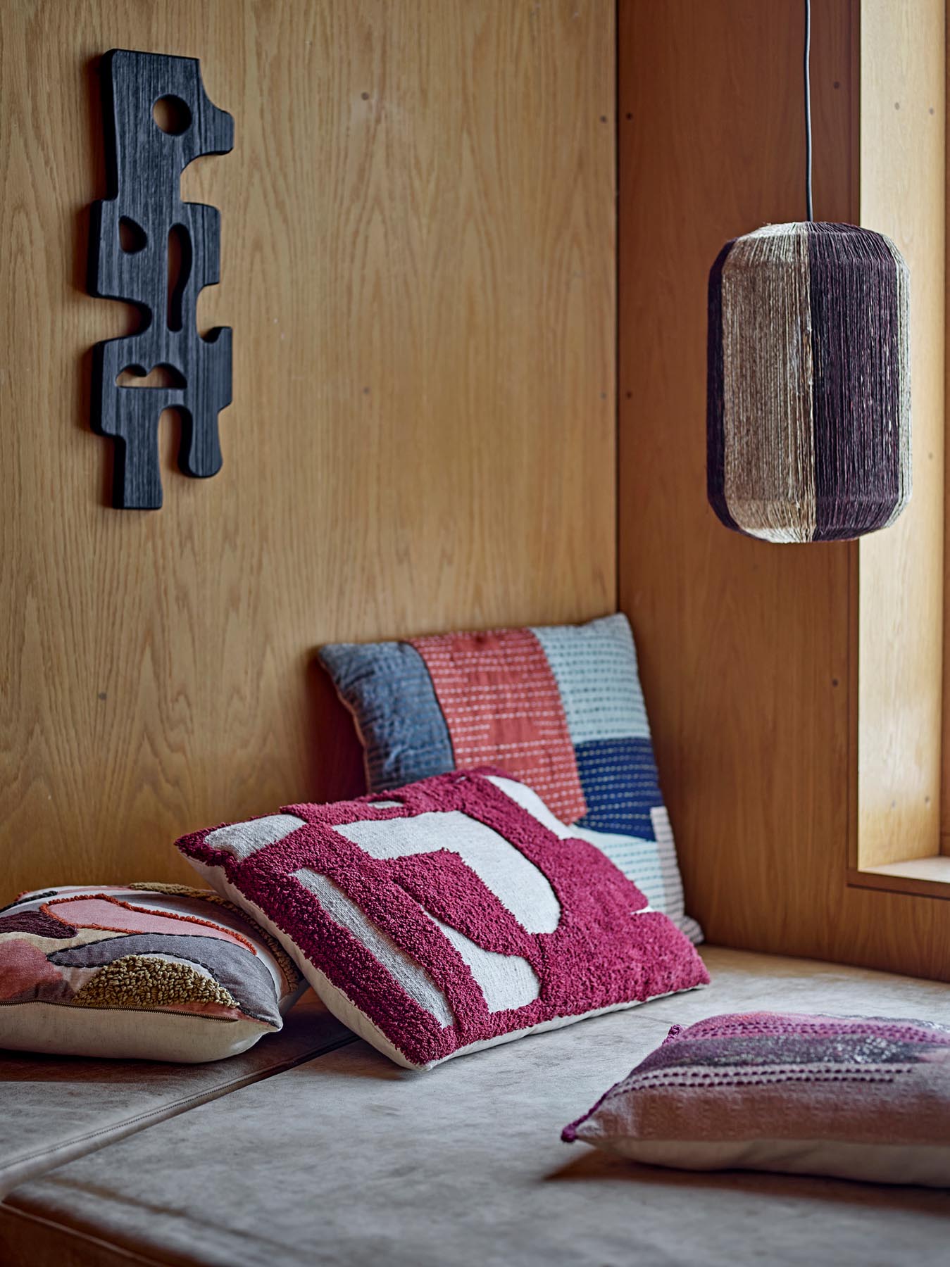 Gestalten Sie Ihre Wände mit der Sare Wanddekoration von Bloomingville. Dieses elegante Kunstwerk aus schwarzem MDF überzeugt durch seine einzigartigen, organischen Schnitzereien.