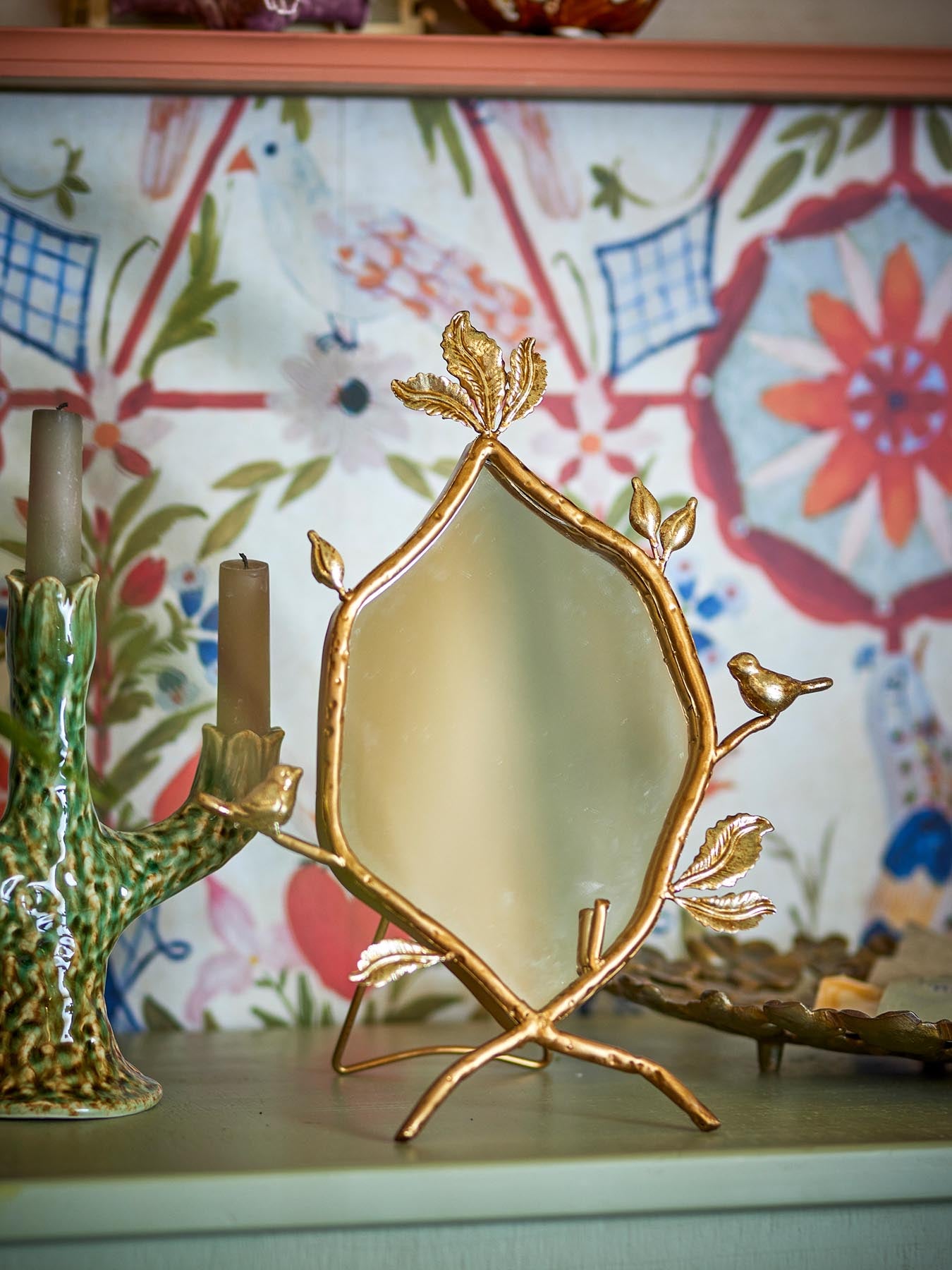 Entdecken Sie den eleganten Avila Tischspiegel in Gold von Creative Collection. Ein einzigartiges Design, inspiriert von der Natur, für stilvolle Akzente in Ihrem Zuhause.