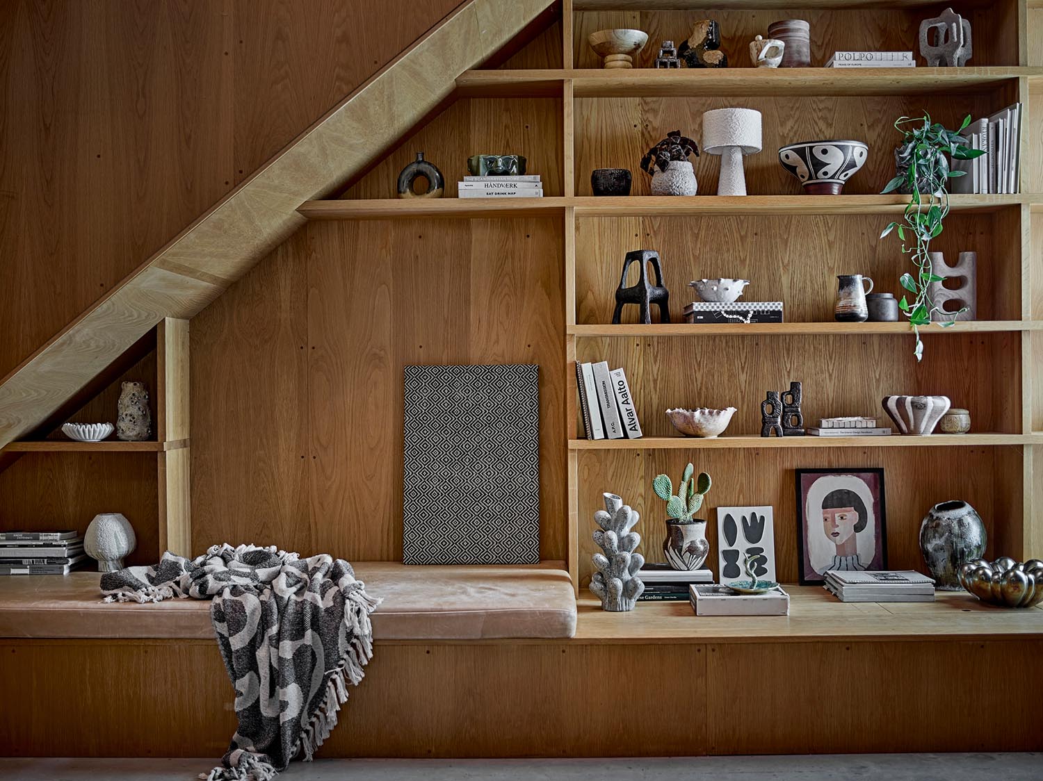 Entdecken Sie die elegante Rivalta Pinnwand von Bloomingville. Stilvoll aus schwarzem MDF, ideal für Ihr Home-Office und zur Organisation von Ideen.