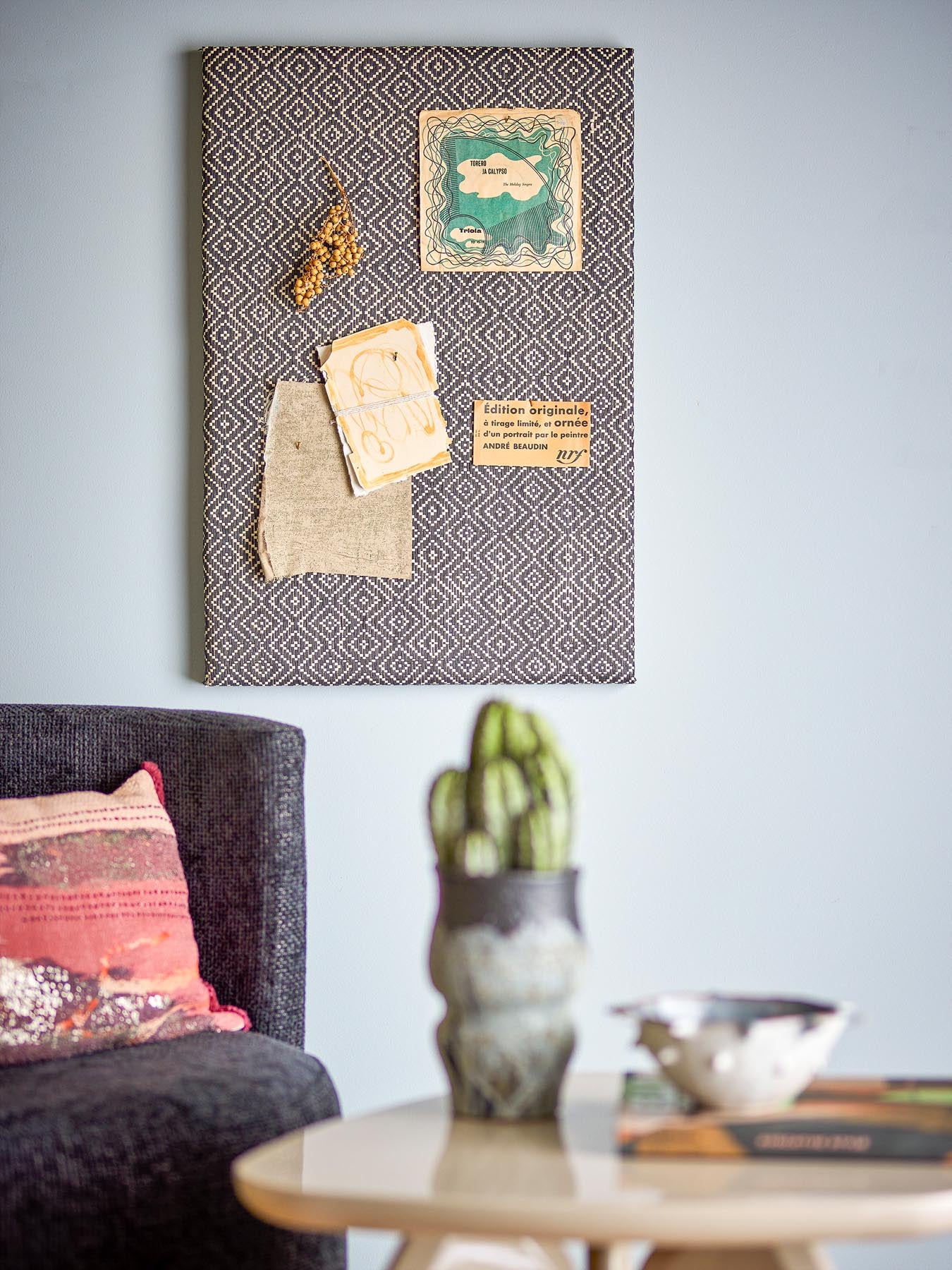 Die Rivalta Pinnwand von Bloomingville aus schwarzem MDF kombiniert stilvolle Ästhetik mit praktischer Funktionalität – ideal für Ihr Home-Office!