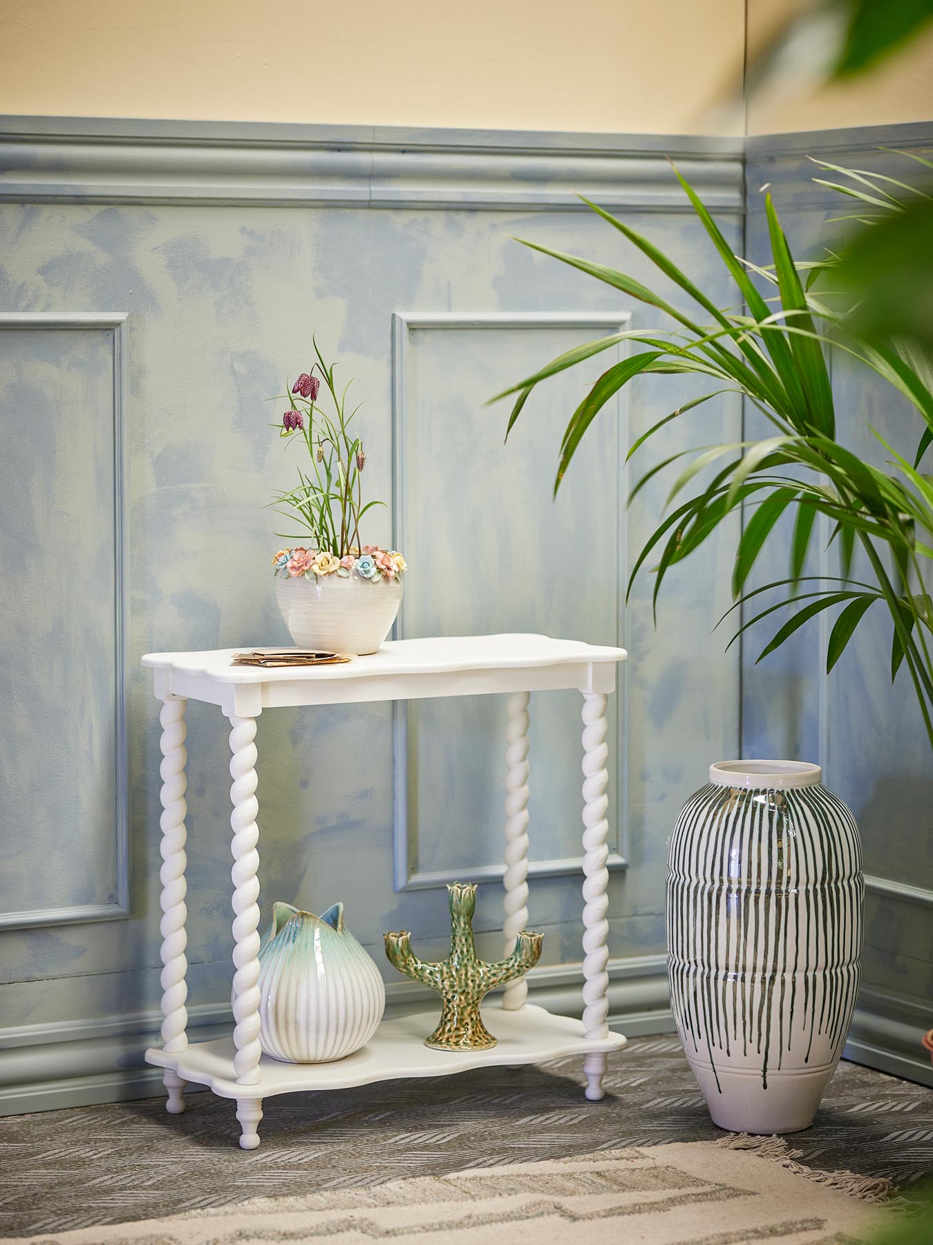 Erleben Sie den Bia Konsolentisch in Weiß von Creative Collection – eine harmonische Verbindung aus zeitloser Eleganz und praktischen Stauraumlösungen.