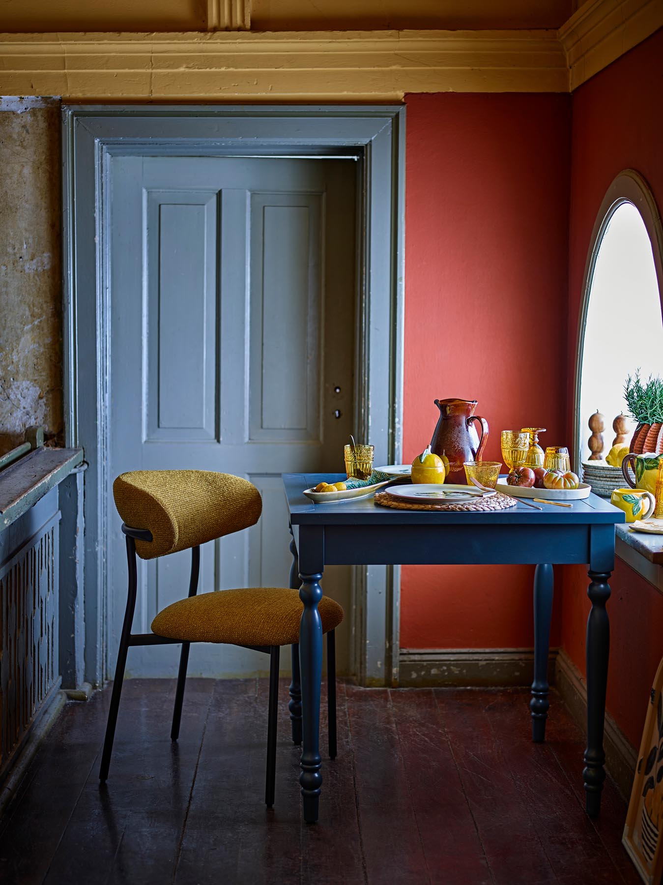 Der Bassy Esstisch in mattem Blau aus Tannenholz ist die perfekte Lösung für kompakte Räume. Stilvoll und funktional, ideal für Esszimmer und Küchen.