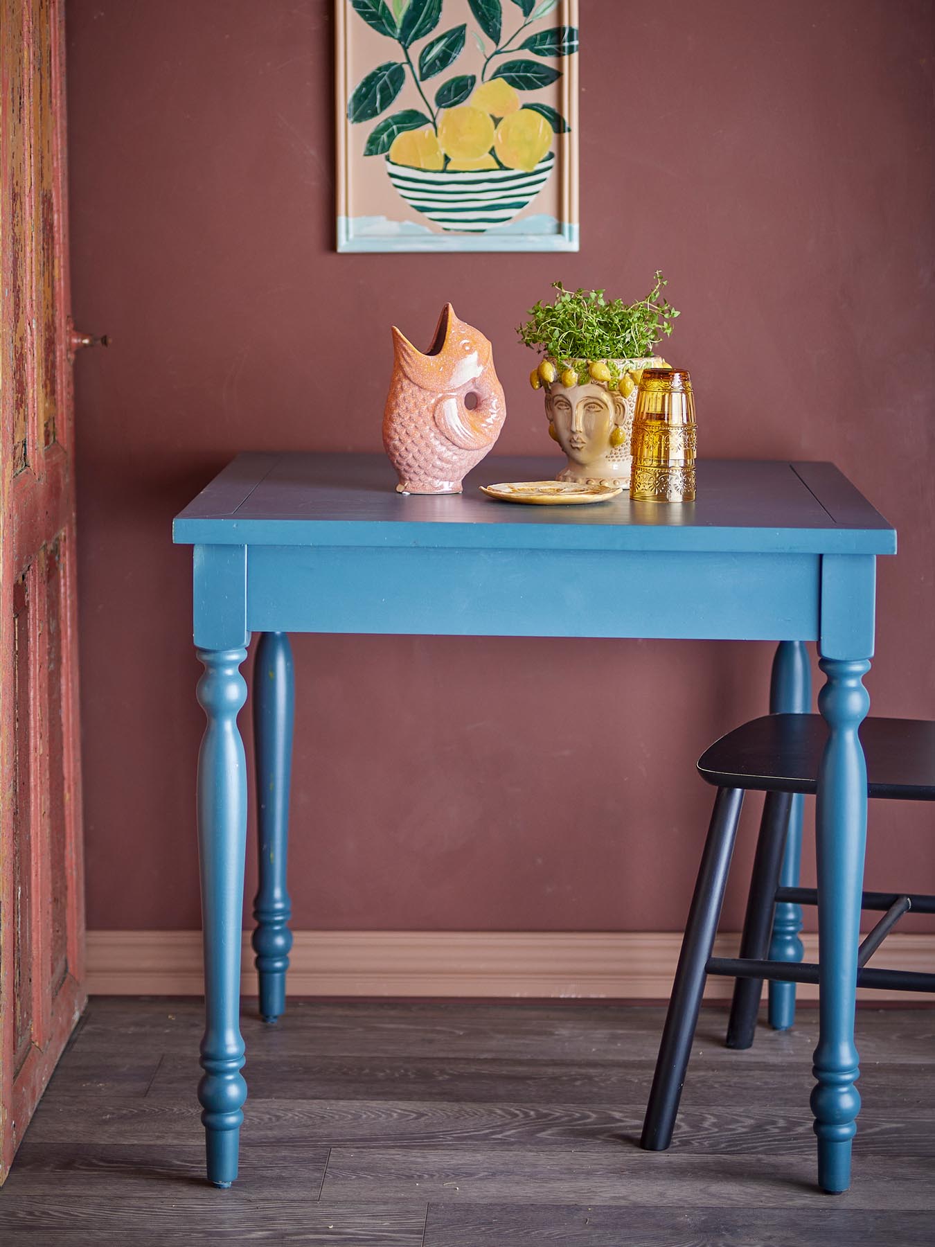 Der Bassy Esstisch in elegantem Blau aus robustem Tannenholz vereint Stil und Funktionalität. Ideal für kleine Räume, bringt er zeitlose Eleganz in Ihr Zuhause.