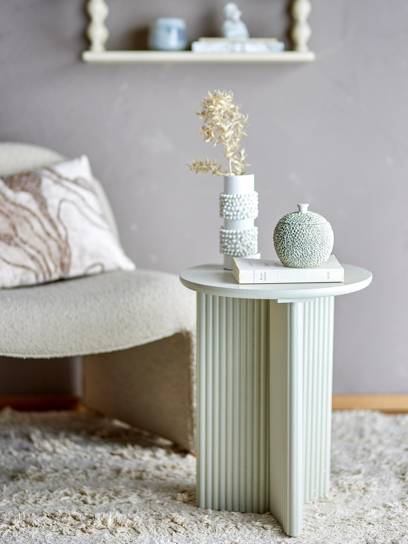 Entdecken Sie den eleganten Edith Beistelltisch von Bloomingville aus weiß lackiertem Tannenholz. Ideal als Couchtisch oder Nachttisch.